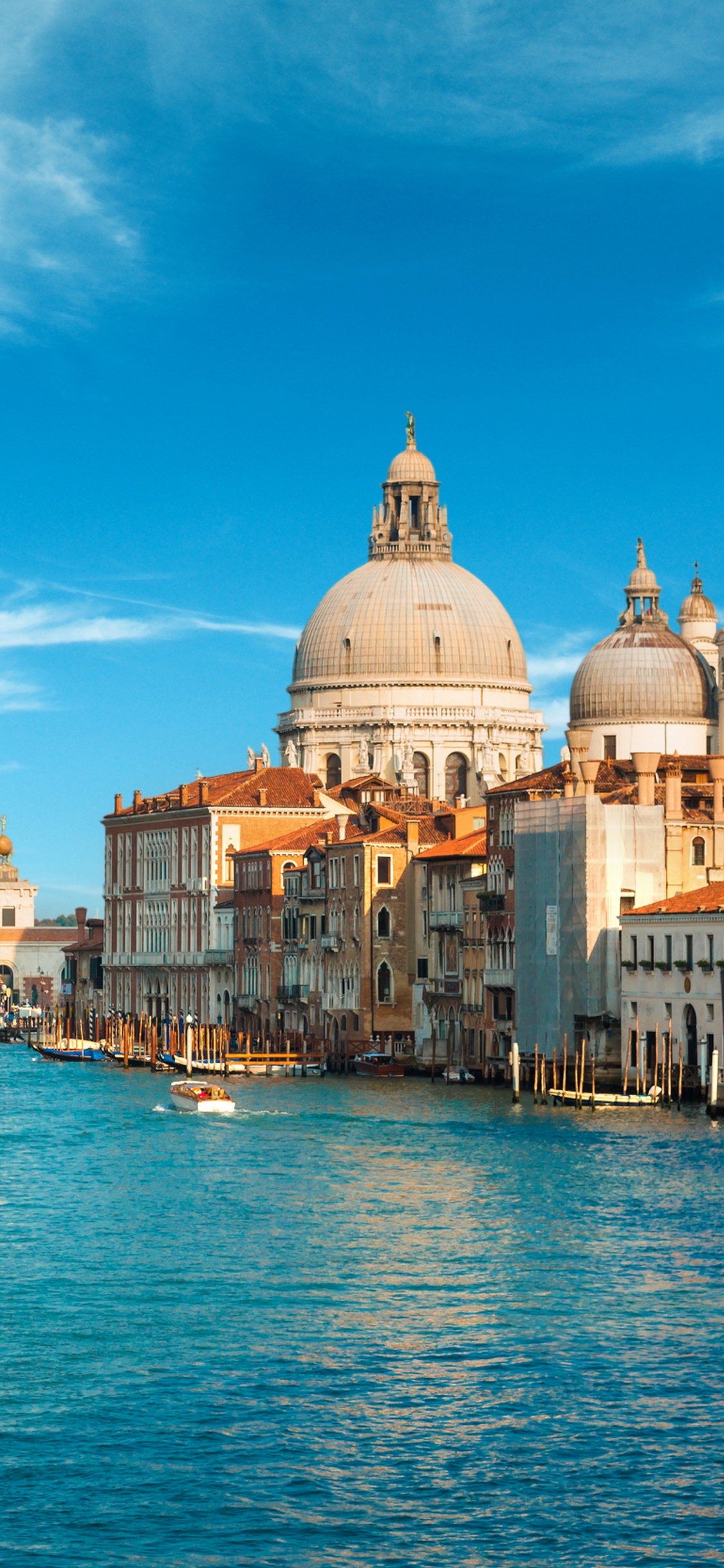 Body of Water Between Buildings Under Blue Sky During Daytime. Wallpaper in 1125x2436 Resolution