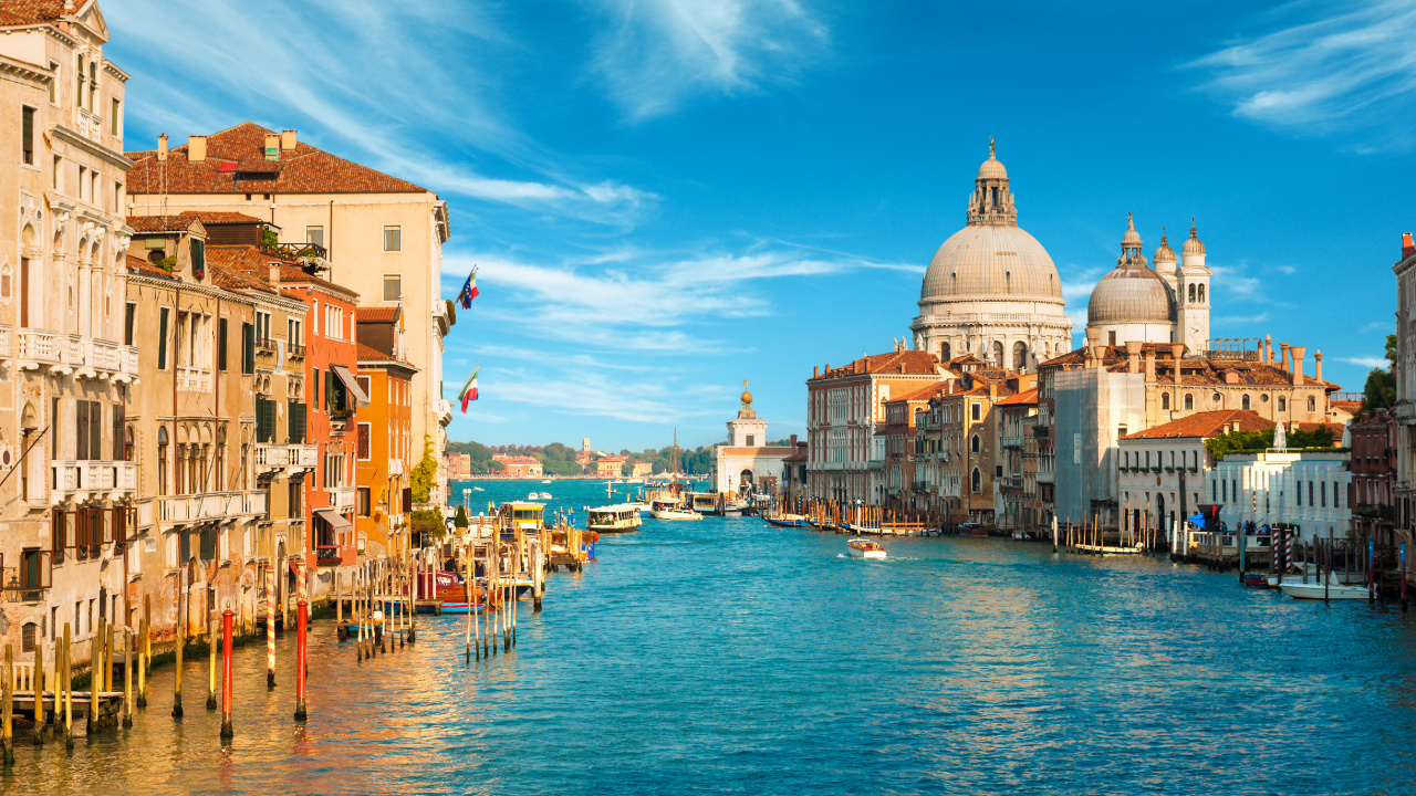 Body of Water Between Buildings Under Blue Sky During Daytime. Wallpaper in 1280x720 Resolution