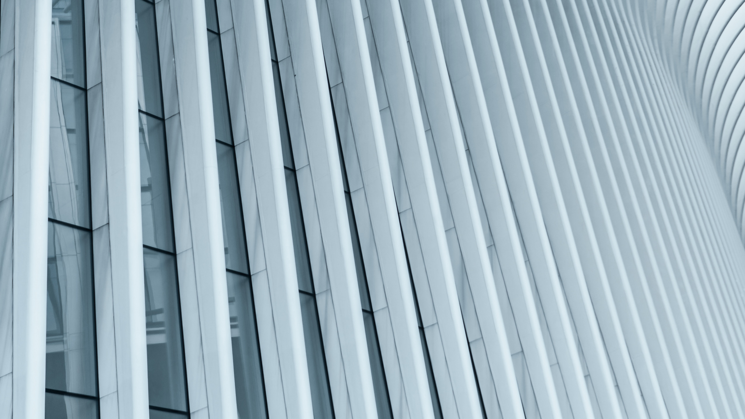 Bâtiment en Béton Blanc Pendant la Journée. Wallpaper in 2560x1440 Resolution