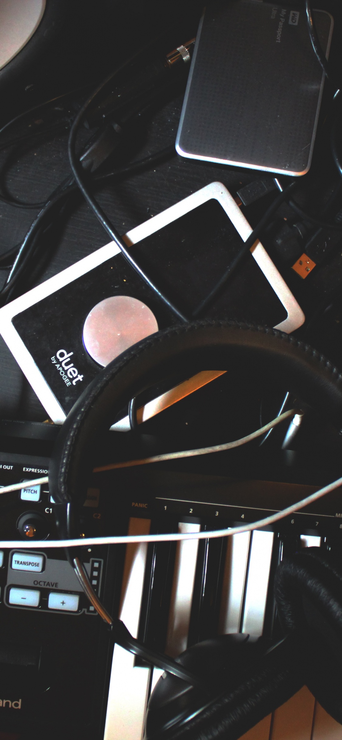 Musik-Produzent, Tonstudio, Musiker, Musikbranche, Elektronisches Instrument. Wallpaper in 1125x2436 Resolution