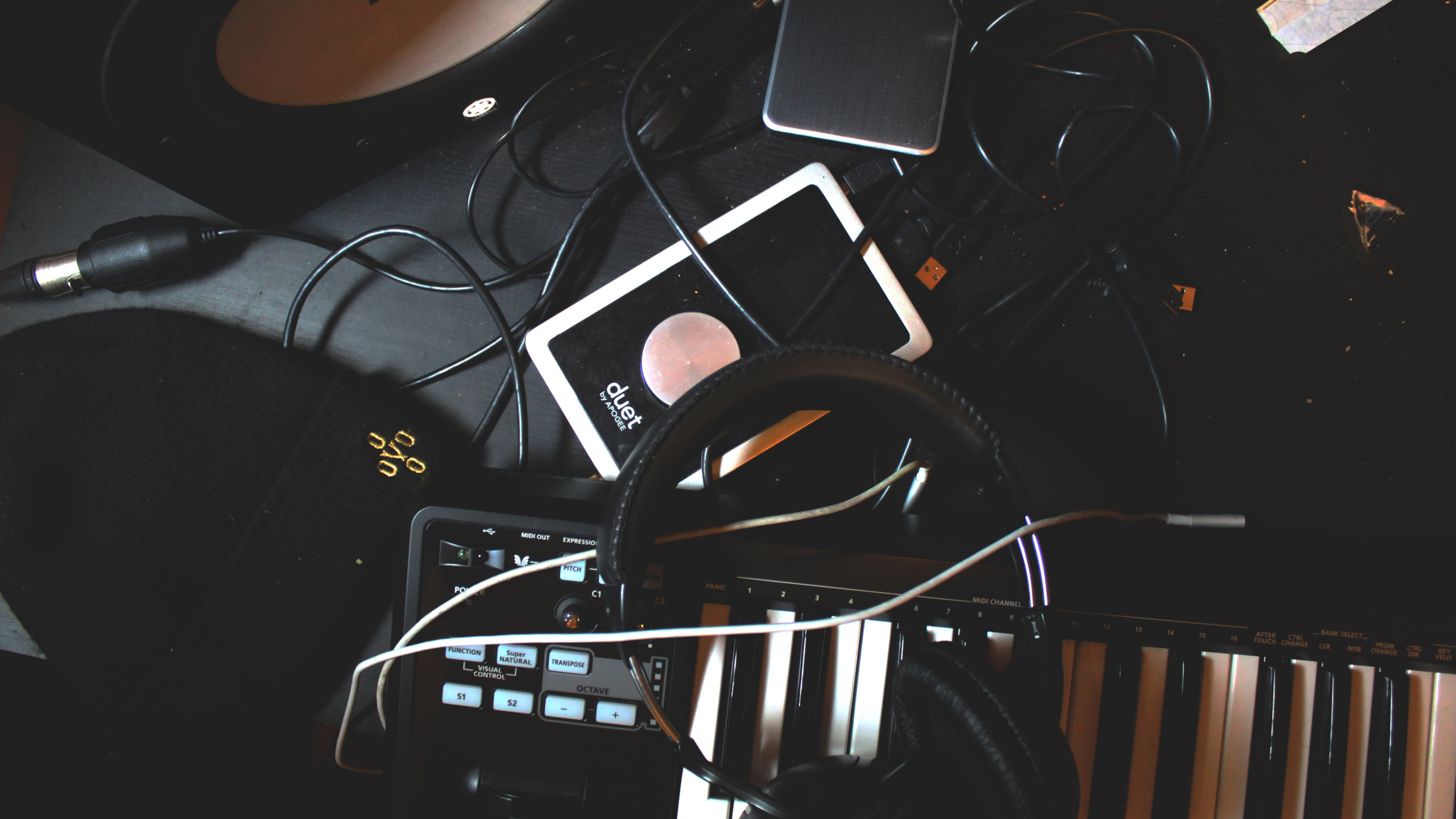 Musik-Produzent, Tonstudio, Musiker, Musikbranche, Elektronisches Instrument. Wallpaper in 2560x1440 Resolution