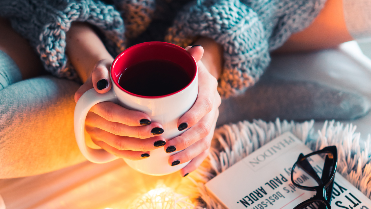 Femme en Pull Gris et Noir Tenant Une Tasse en Céramique Blanche. Wallpaper in 1280x720 Resolution
