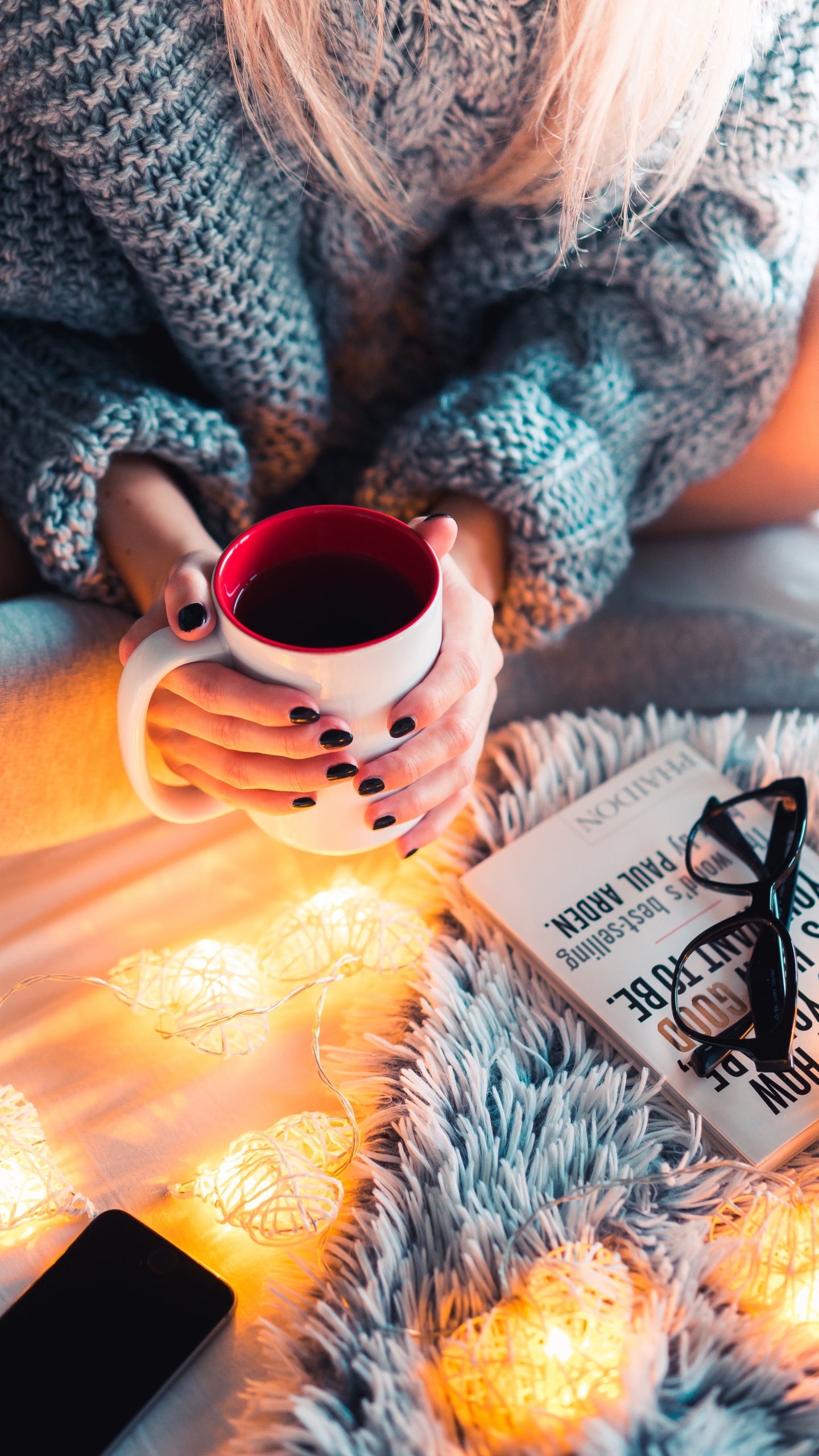 Femme en Pull Gris et Noir Tenant Une Tasse en Céramique Blanche. Wallpaper in 1440x2560 Resolution