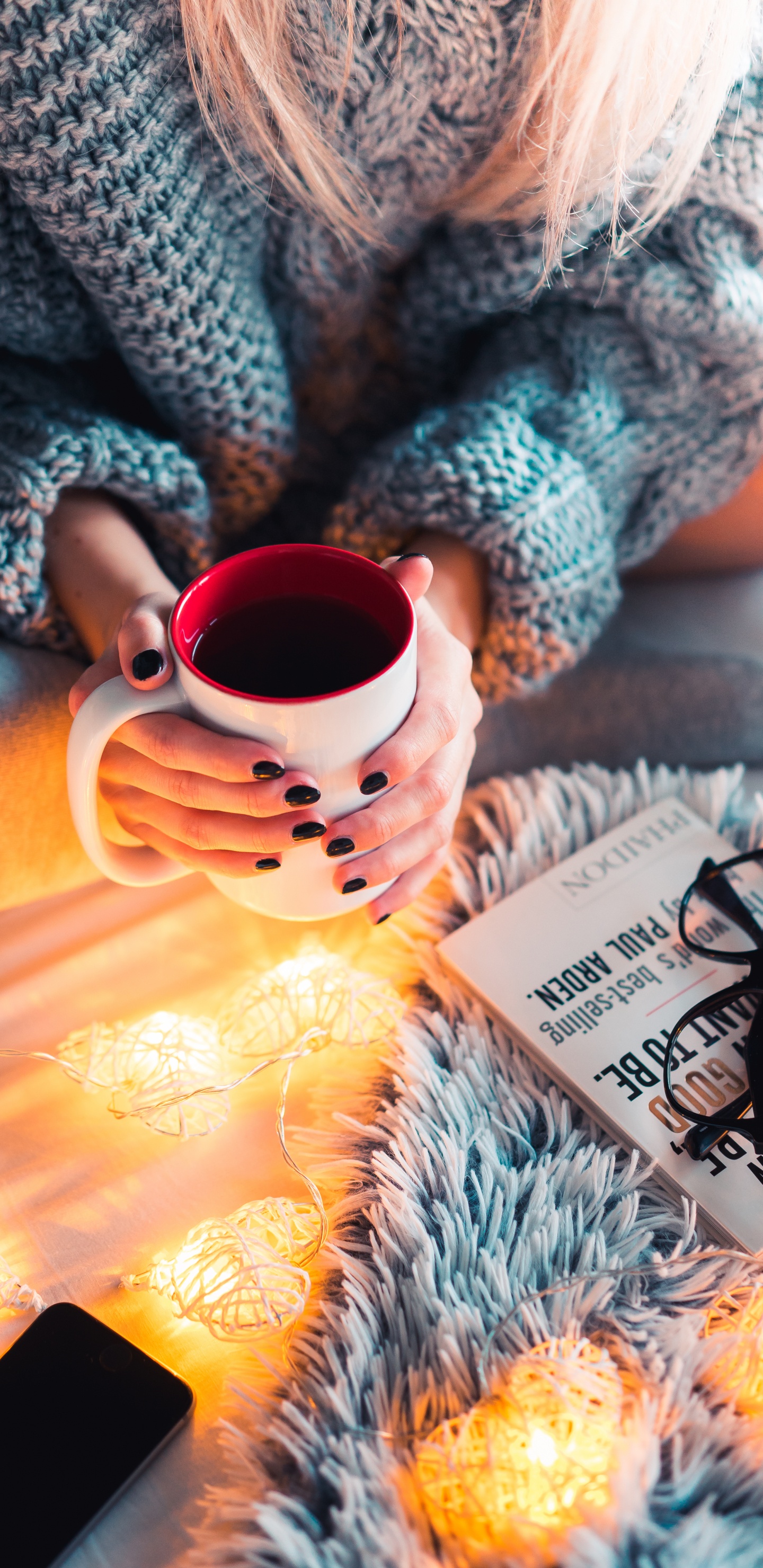 Femme en Pull Gris et Noir Tenant Une Tasse en Céramique Blanche. Wallpaper in 1440x2960 Resolution