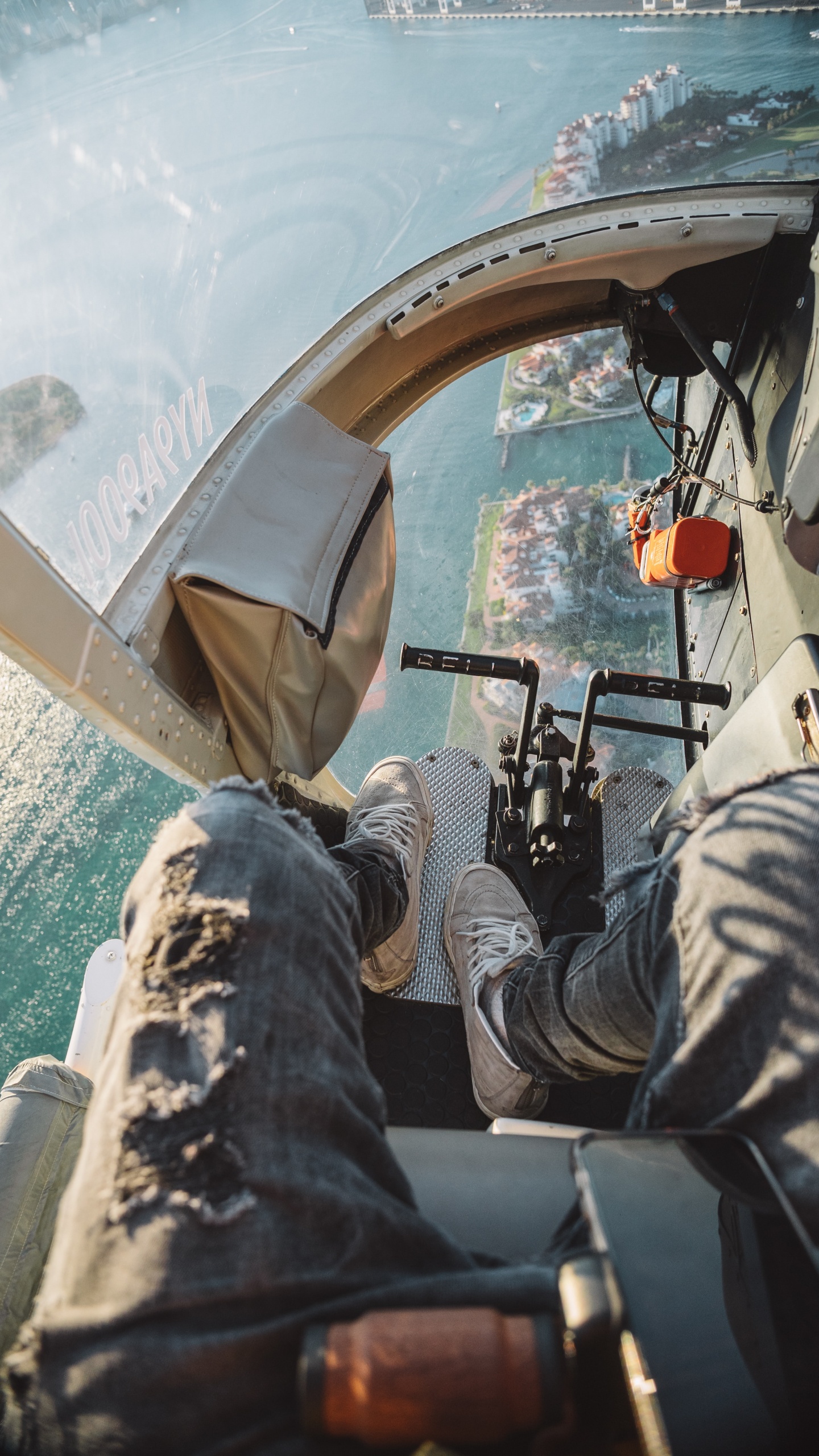 Persona en Pantalones de Mezclilla Gris Acostado en el Barco Durante el Día. Wallpaper in 1440x2560 Resolution