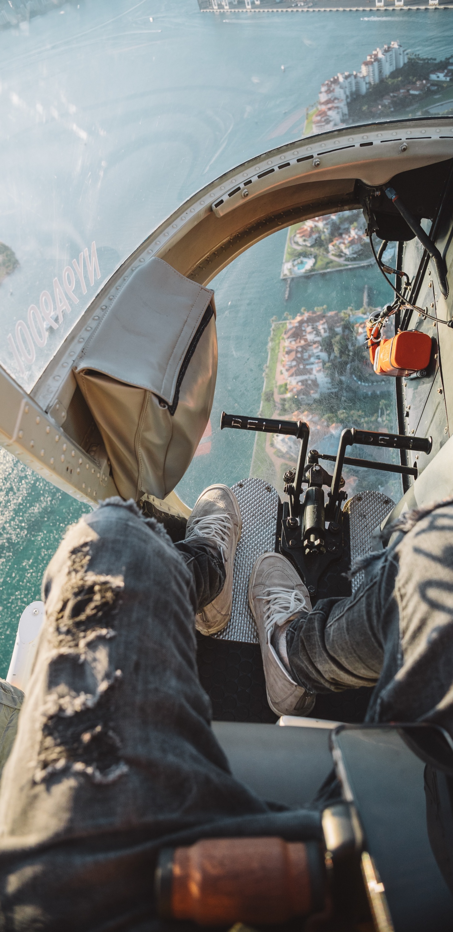 Persona en Pantalones de Mezclilla Gris Acostado en el Barco Durante el Día. Wallpaper in 1440x2960 Resolution