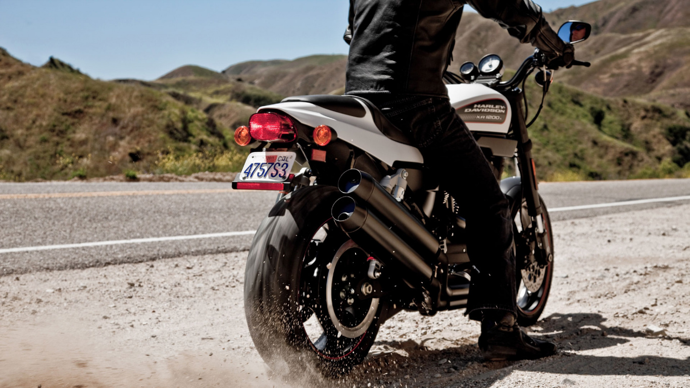 Hombre de Chaqueta Negra Montando Motocicleta en la Carretera Durante el Día. Wallpaper in 1366x768 Resolution