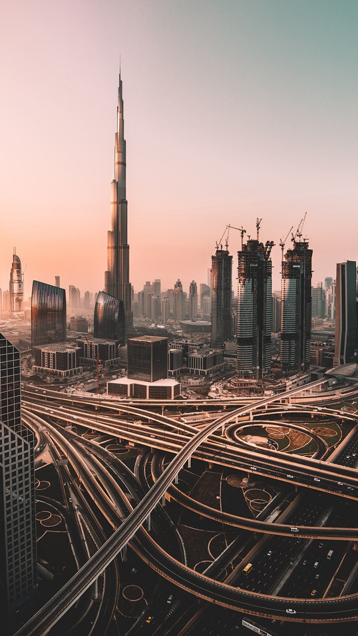 Bâtiments de la Ville Sous un Ciel Gris Pendant la Journée. Wallpaper in 720x1280 Resolution