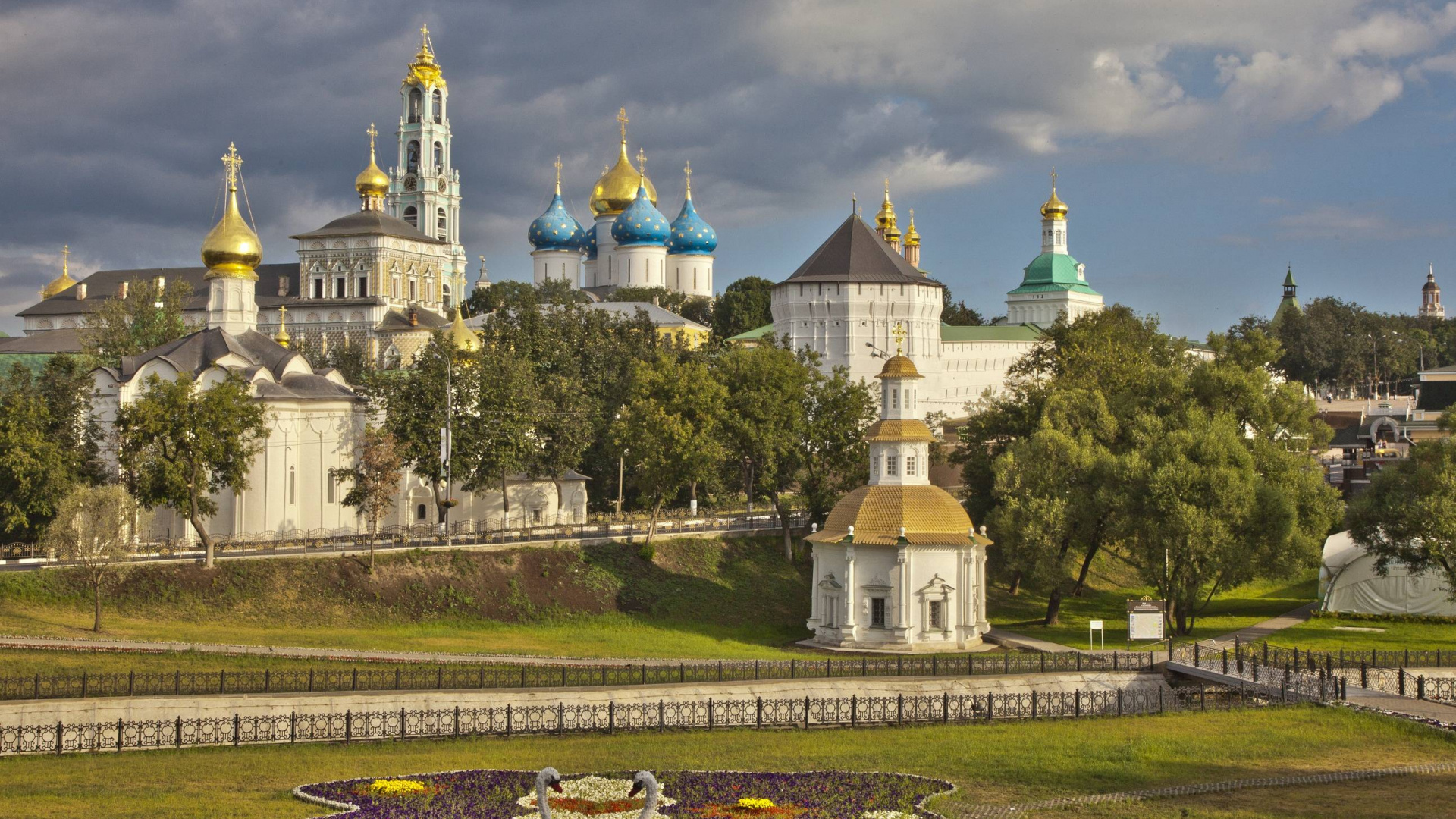 Bâtiment en Béton Blanc et Marron Près D'arbres Verts Sous Des Nuages Blancs Pendant la Journée. Wallpaper in 1920x1080 Resolution