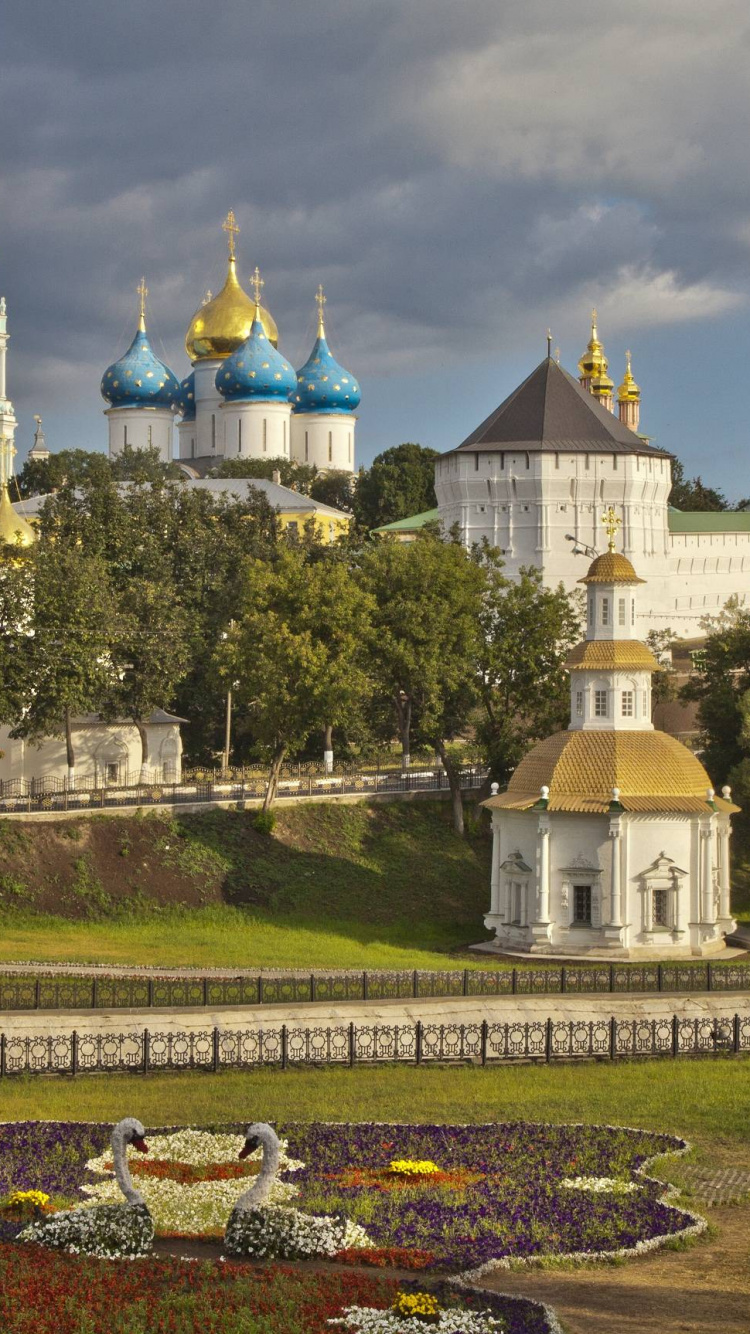 Bâtiment en Béton Blanc et Marron Près D'arbres Verts Sous Des Nuages Blancs Pendant la Journée. Wallpaper in 750x1334 Resolution