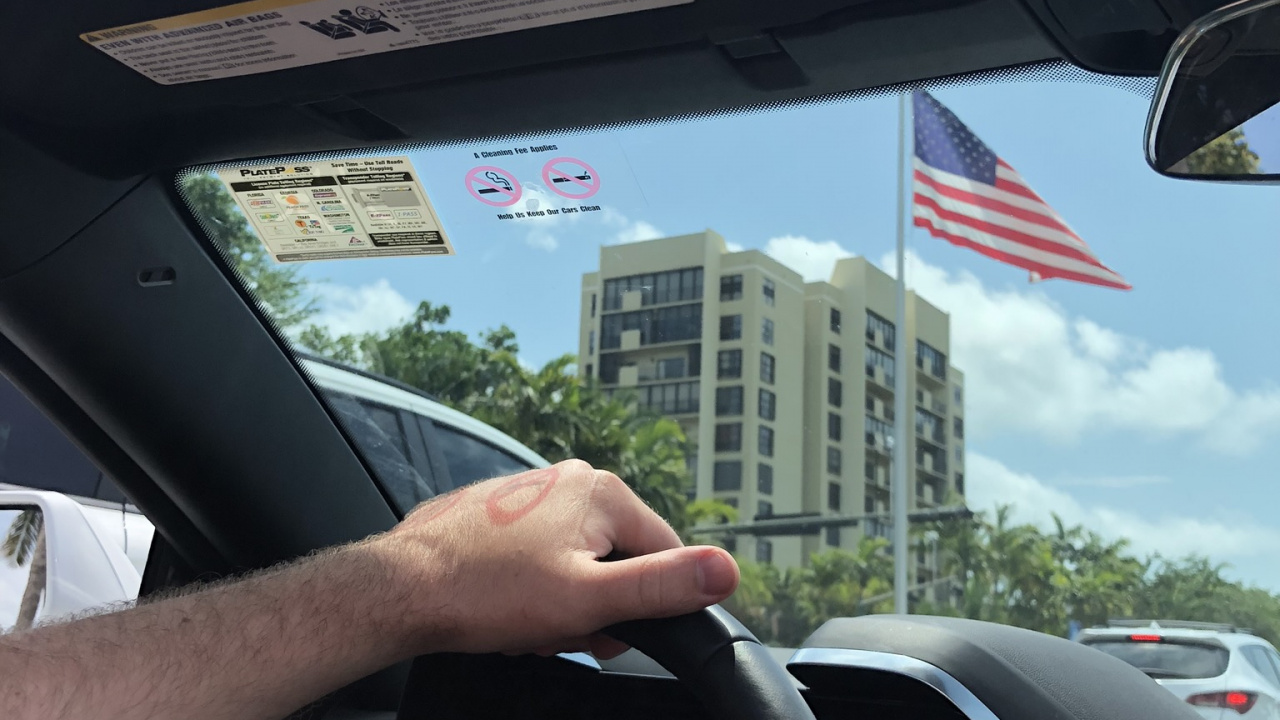 Windshield, King, Compact Car, Steering Wheel, Mid Size Car. Wallpaper in 1280x720 Resolution