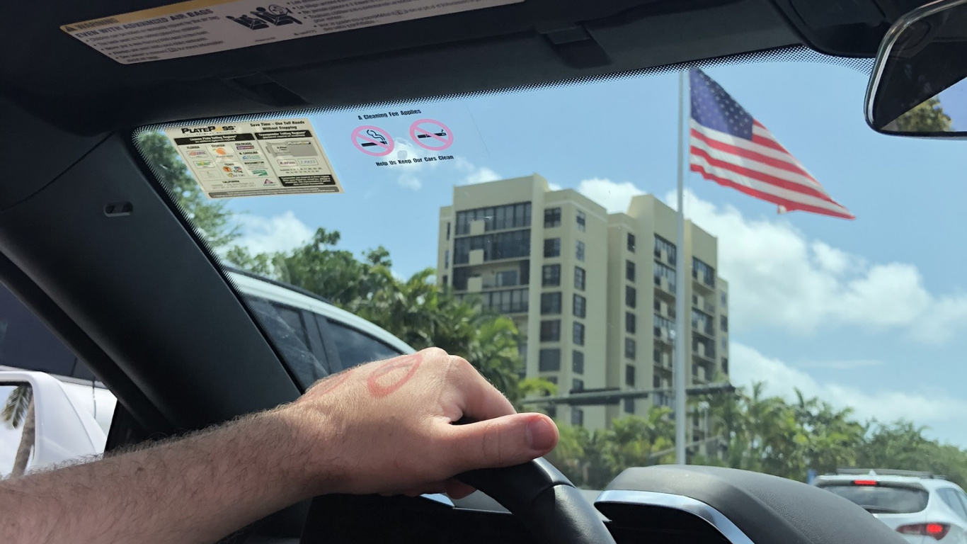 Windshield, King, Compact Car, Steering Wheel, Mid Size Car. Wallpaper in 1366x768 Resolution