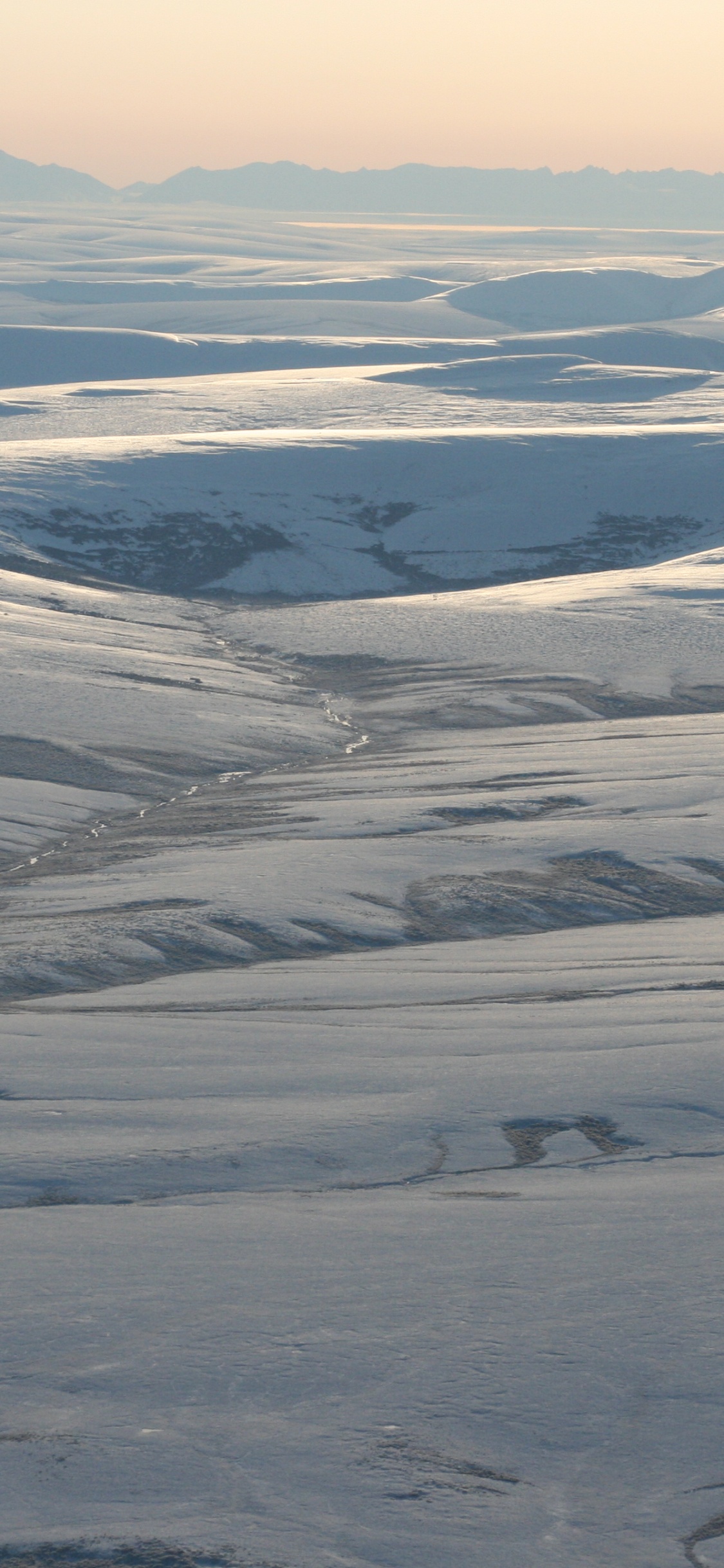 Vista Aérea de Las Montañas Cubiertas de Nieve Durante el Día.. Wallpaper in 1125x2436 Resolution