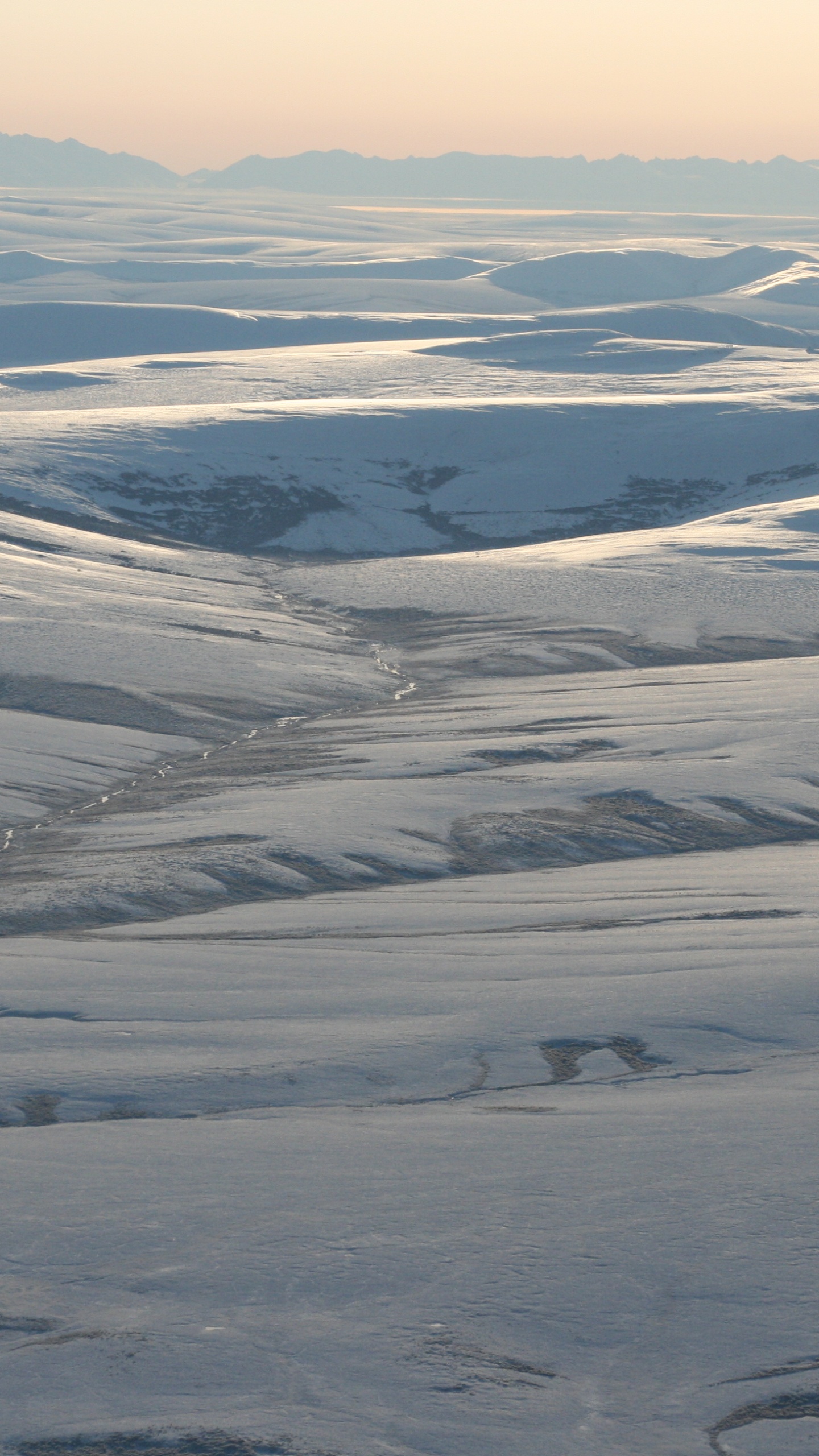 Vista Aérea de Las Montañas Cubiertas de Nieve Durante el Día.. Wallpaper in 1440x2560 Resolution
