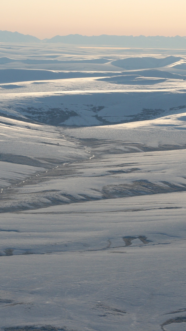 Vista Aérea de Las Montañas Cubiertas de Nieve Durante el Día.. Wallpaper in 720x1280 Resolution