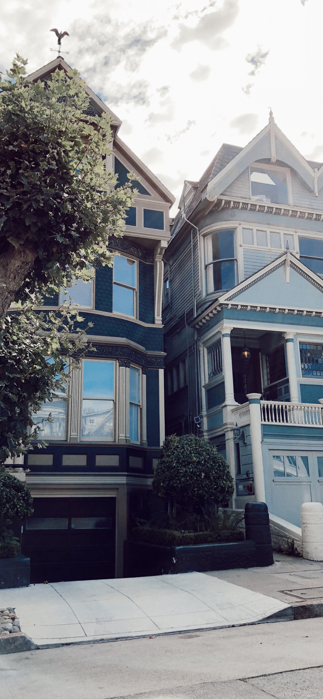 Haus, Kleidung, Nachbarschaft, Gebäude, Stadt. Wallpaper in 1125x2436 Resolution