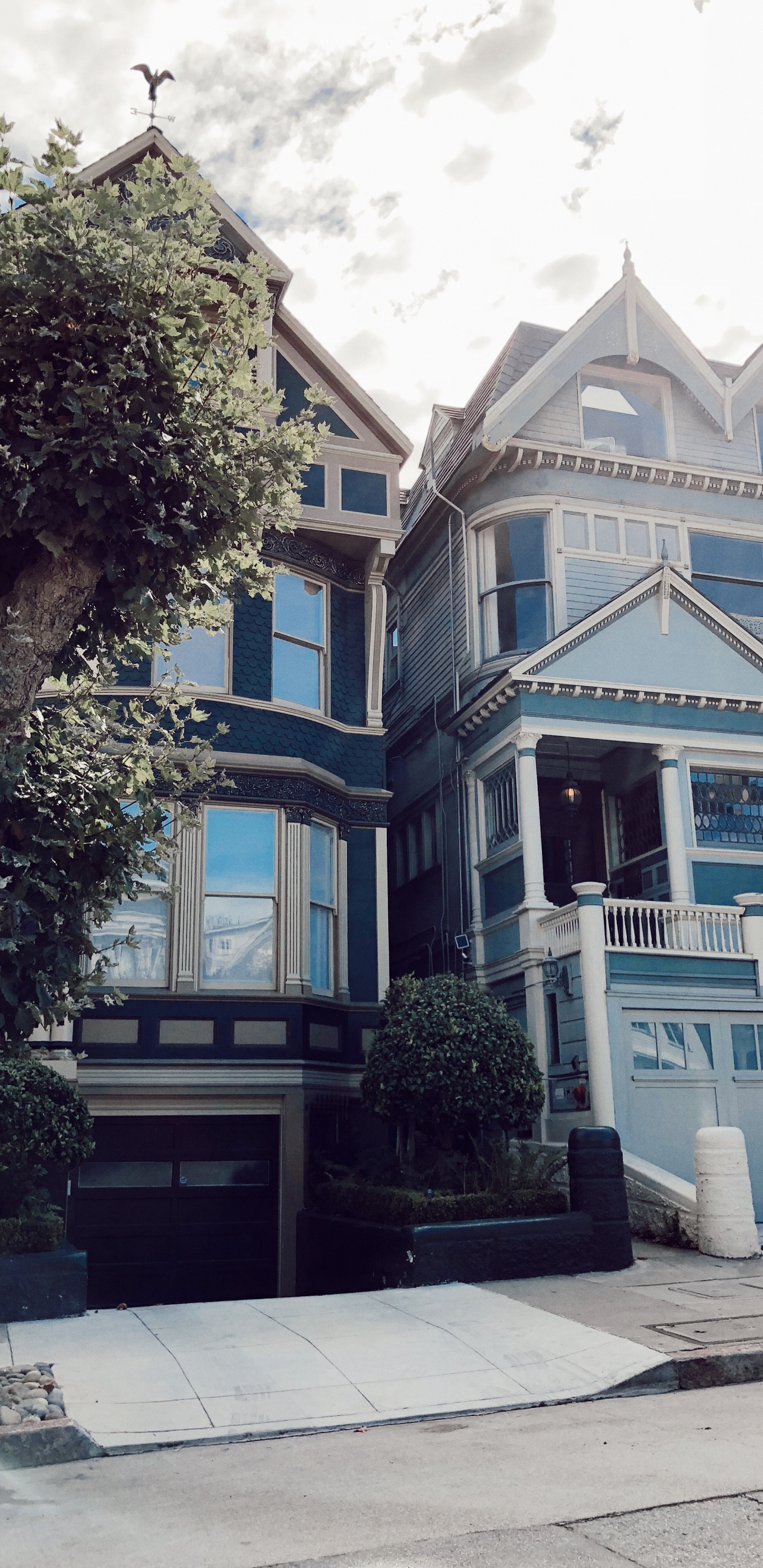 Haus, Kleidung, Nachbarschaft, Gebäude, Stadt. Wallpaper in 1440x2960 Resolution