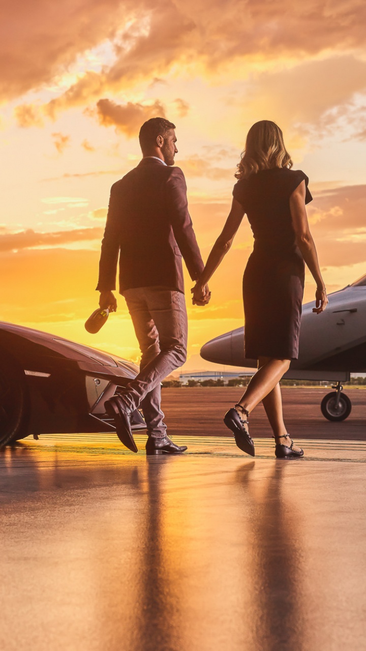 2 Femmes Debout à Côté D'un Avion Noir et Blanc au Coucher du Soleil. Wallpaper in 720x1280 Resolution
