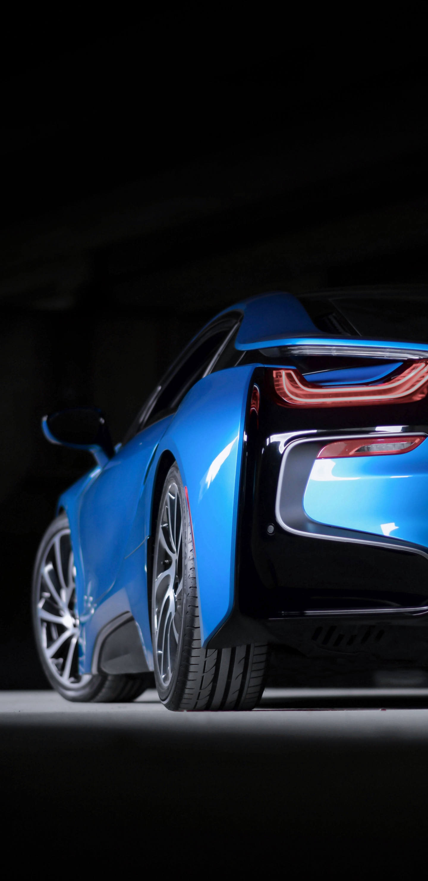 Porsche 911 Bleue Garée Dans un Parking. Wallpaper in 1440x2960 Resolution