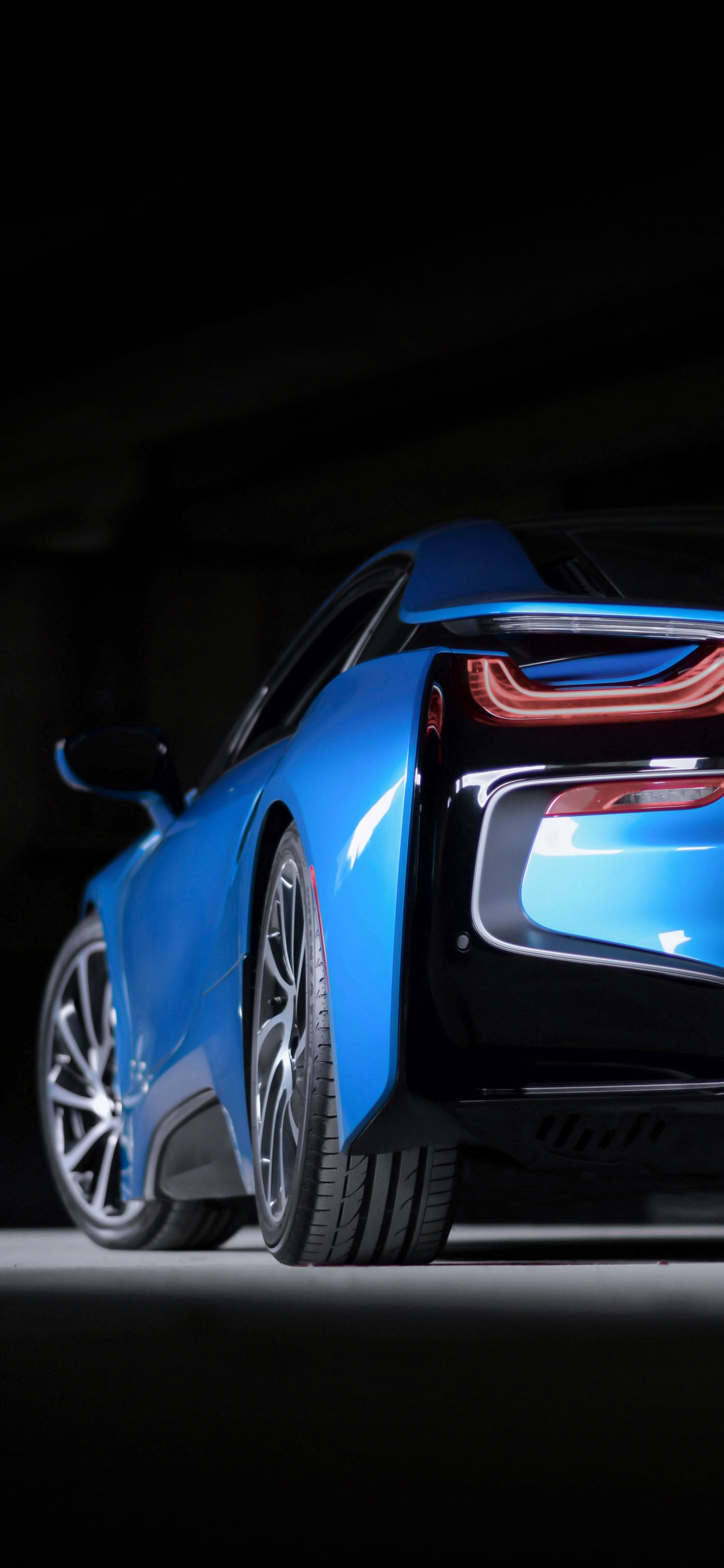 Porsche 911 Azul Estacionado en un Estacionamiento. Wallpaper in 1242x2688 Resolution