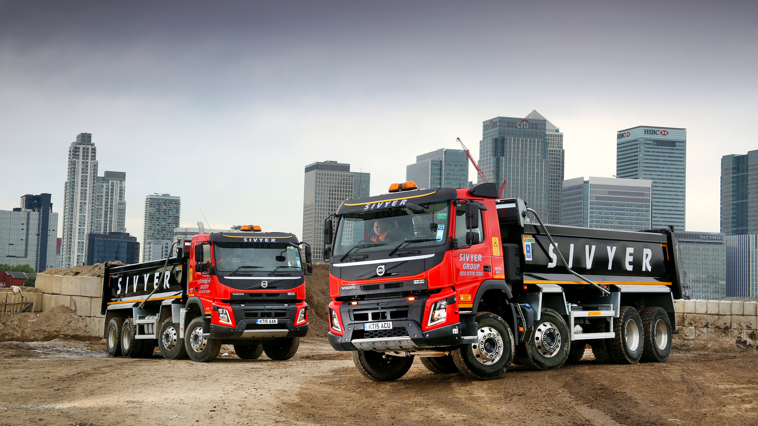 Red and Black Jeep Wrangler. Wallpaper in 2560x1440 Resolution