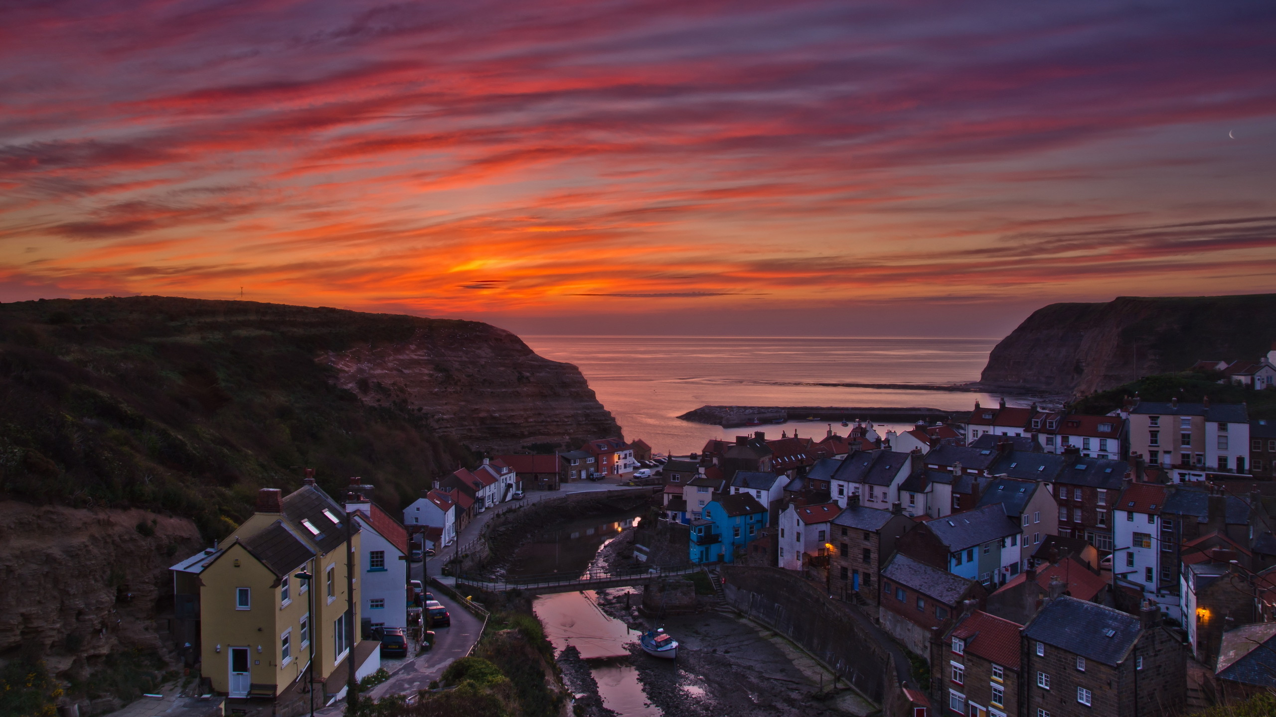 Vue Aérienne de la Ville au Coucher du Soleil. Wallpaper in 2560x1440 Resolution