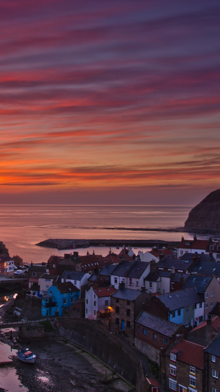 Vue Aérienne de la Ville au Coucher du Soleil. Wallpaper in 750x1334 Resolution