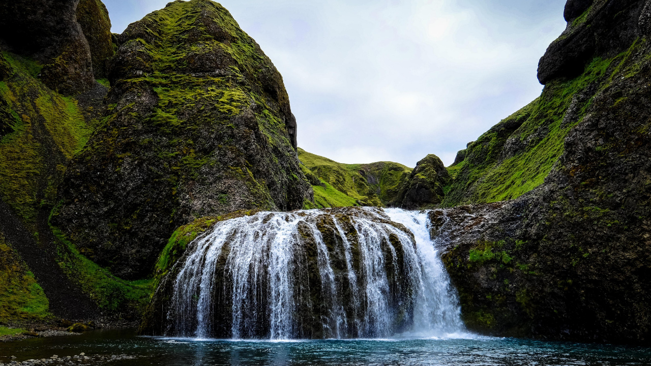 Waterfalls on Green Mountain Under White Sky During Daytime. Wallpaper in 1280x720 Resolution