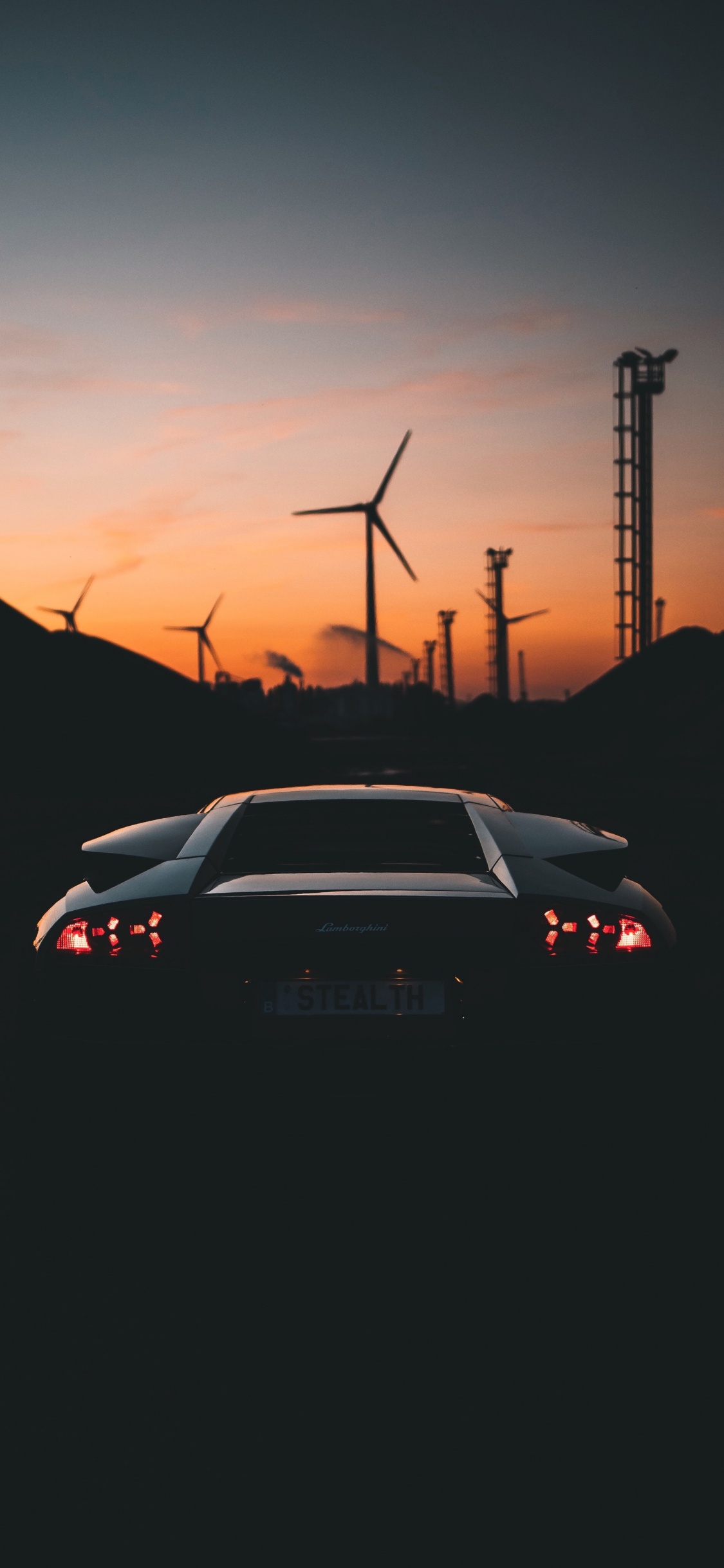 Weiße Limousine Auf Der Straße Bei Sonnenuntergang. Wallpaper in 1125x2436 Resolution