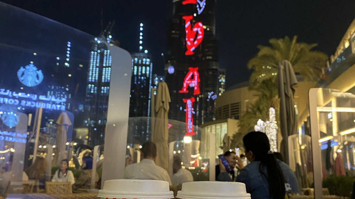 Dubai, Burj Khalifa, Starbucks Neues Logo 2011, Flasche, Nacht. Wallpaper in 1366x768 Resolution