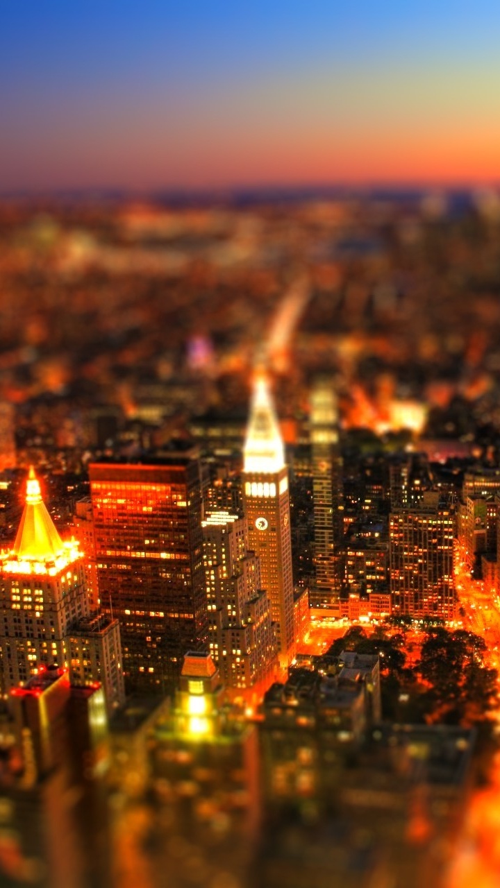 Ville Avec Des Immeubles de Grande Hauteur Pendant la Nuit. Wallpaper in 720x1280 Resolution