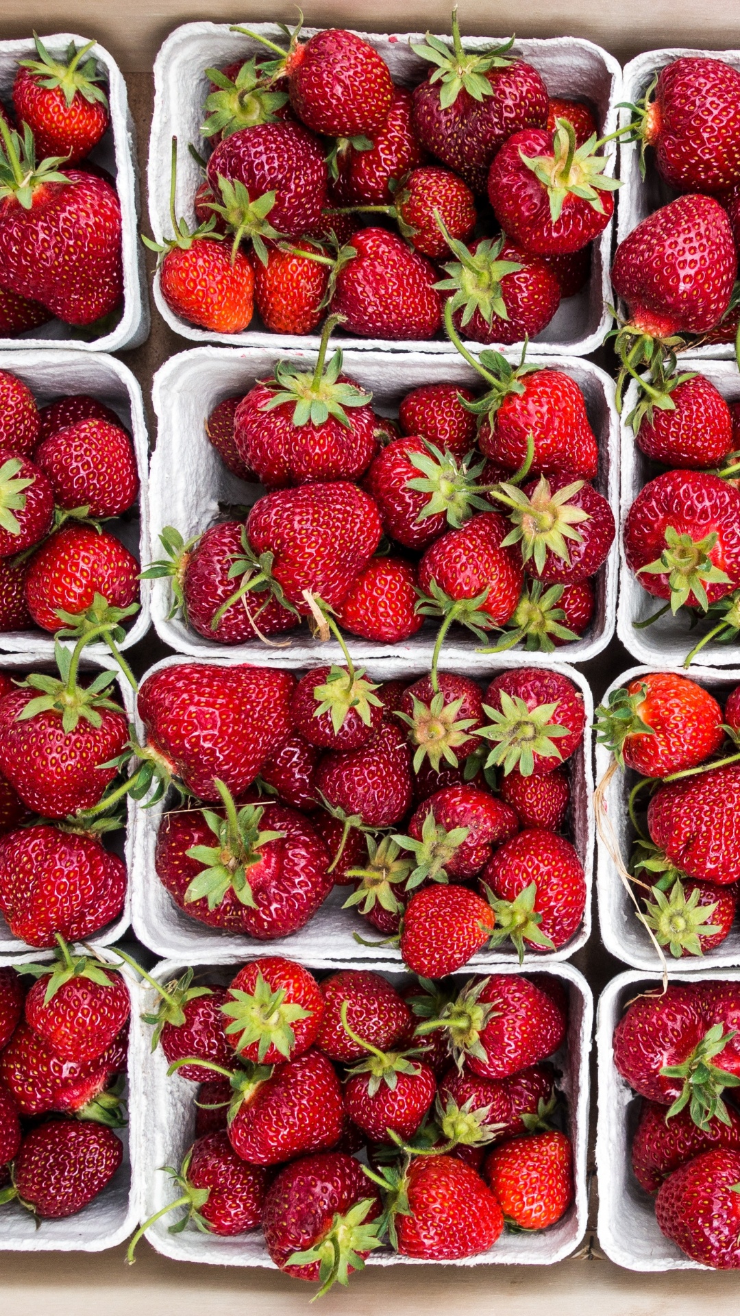 Rote Erdbeeren im Durchsichtigen Plastikbehälter. Wallpaper in 1080x1920 Resolution