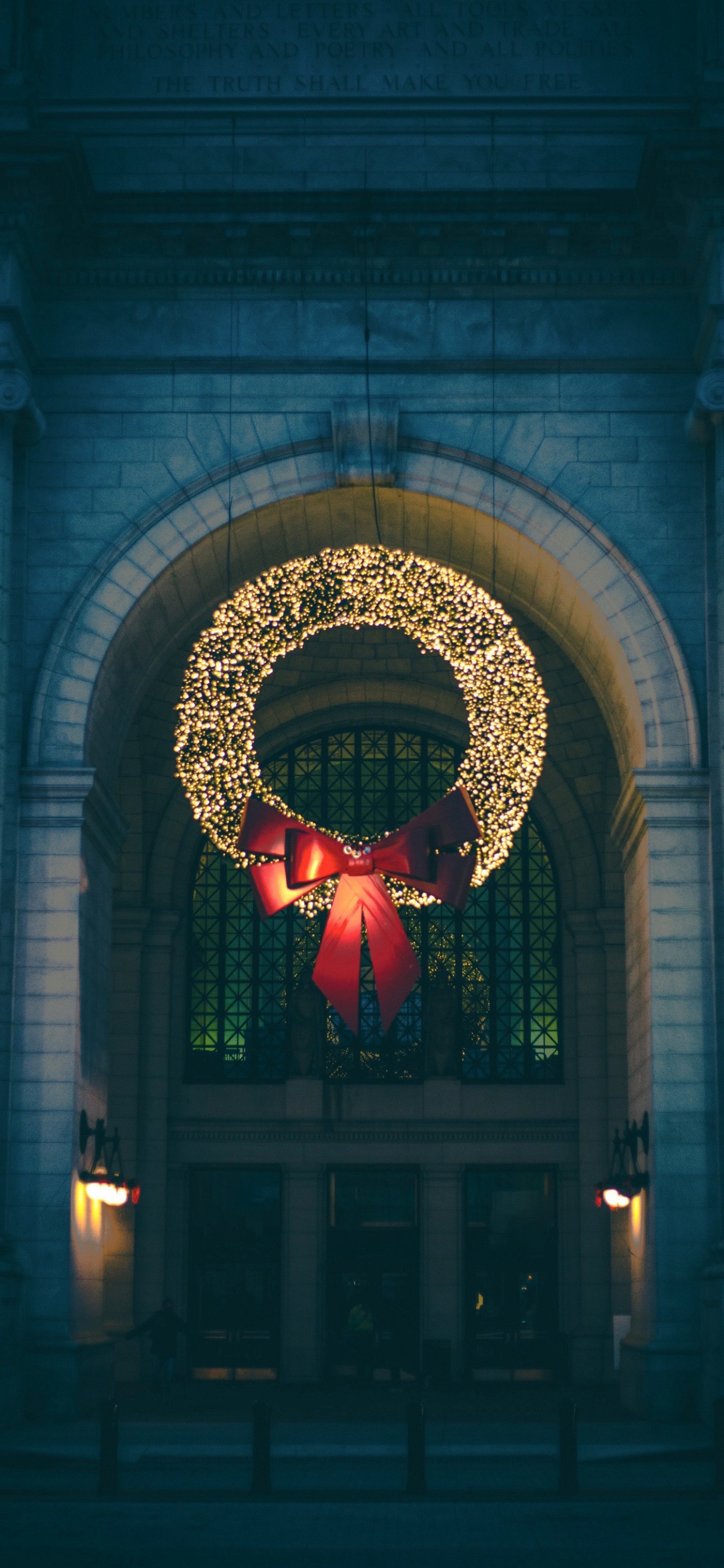 Navidad, Luces de Navidad, Decoración de la Navidad, Corona, Nochevieja. Wallpaper in 1242x2688 Resolution