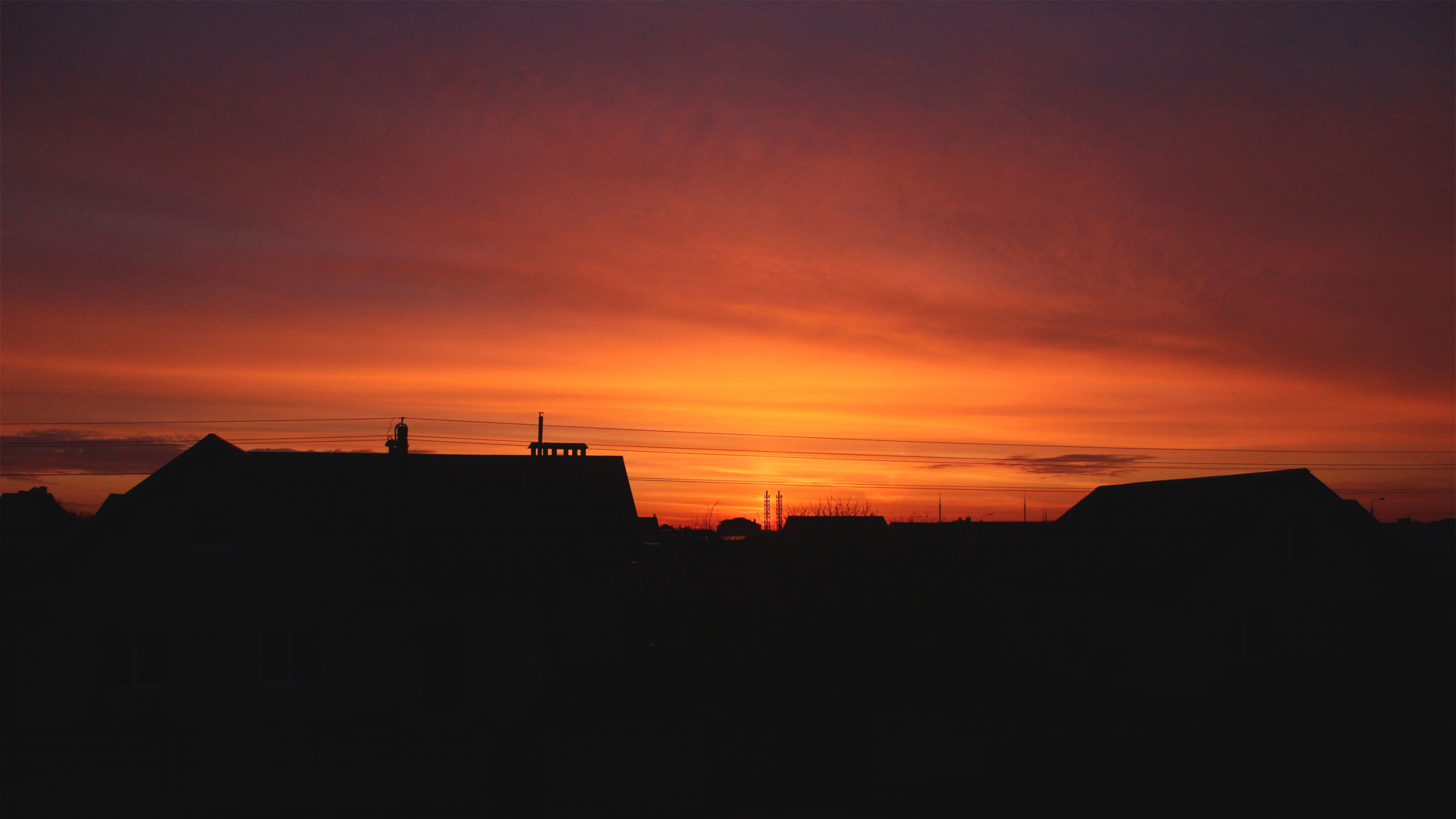 Silhouette du Bâtiment Pendant le Coucher du Soleil. Wallpaper in 2560x1440 Resolution