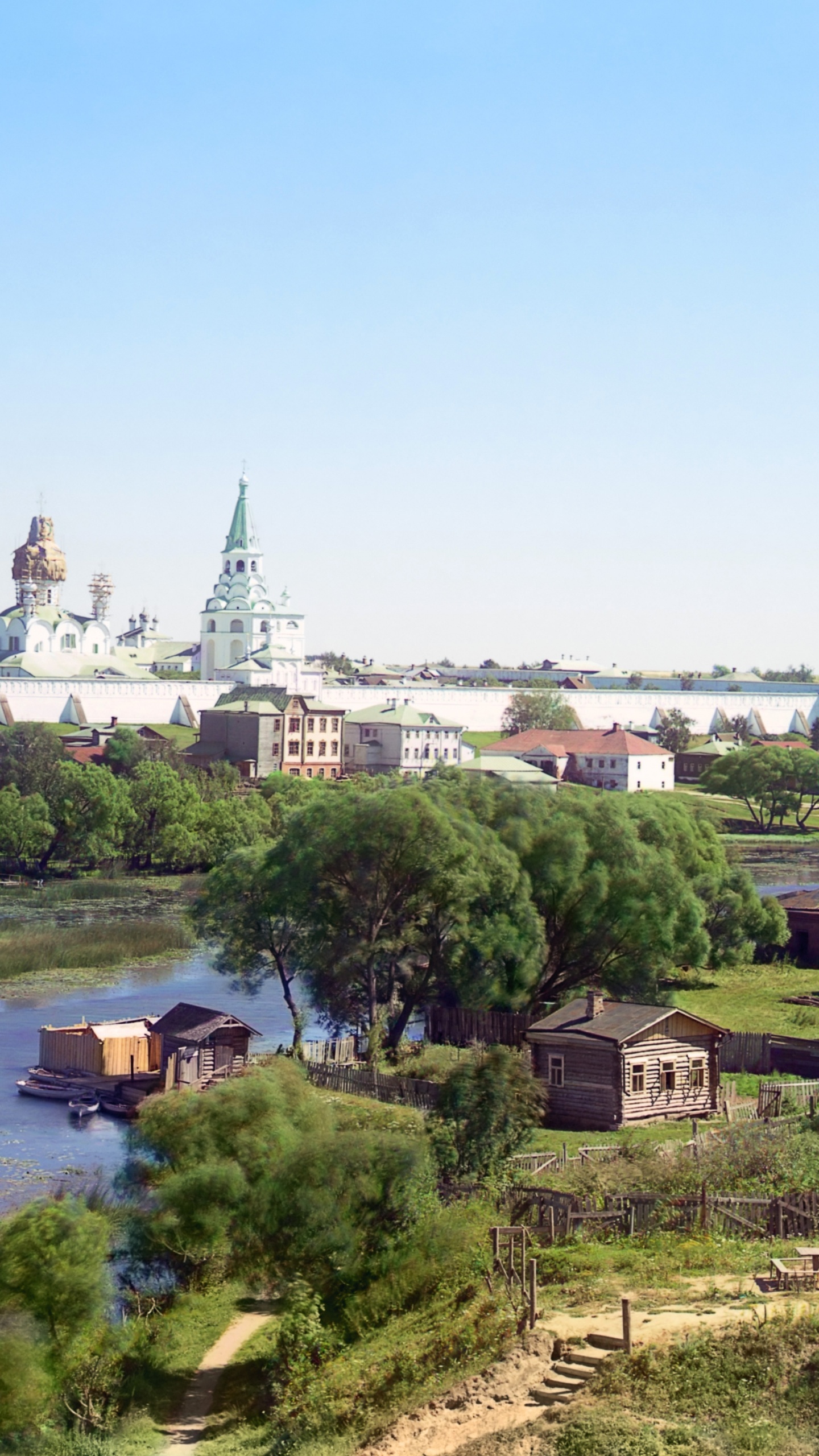 Bâtiment en Béton Blanc Près D'arbres Verts et D'un Plan D'eau Pendant la Journée. Wallpaper in 1440x2560 Resolution