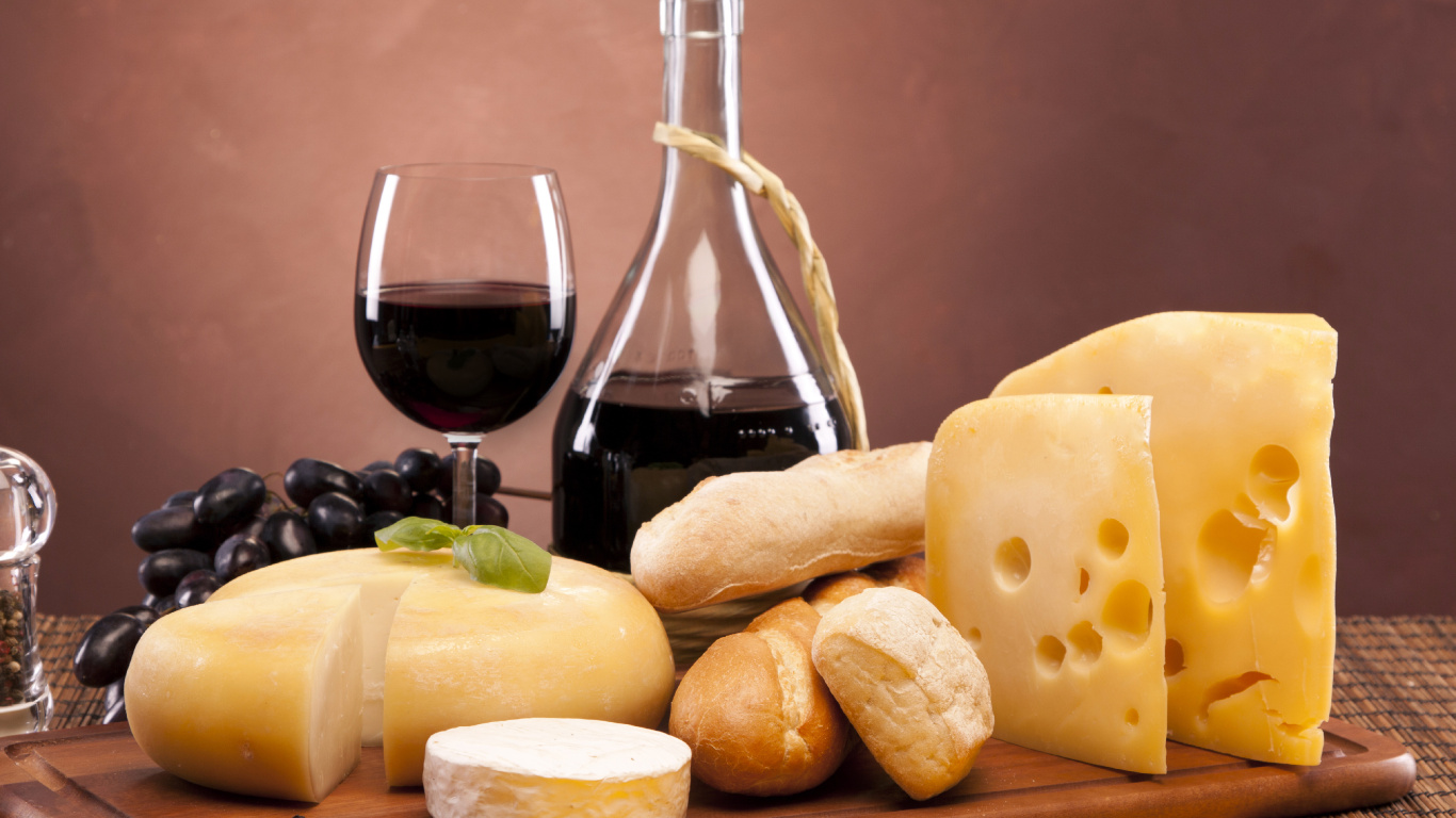 Klarglasflasche Neben Brot. Wallpaper in 1366x768 Resolution