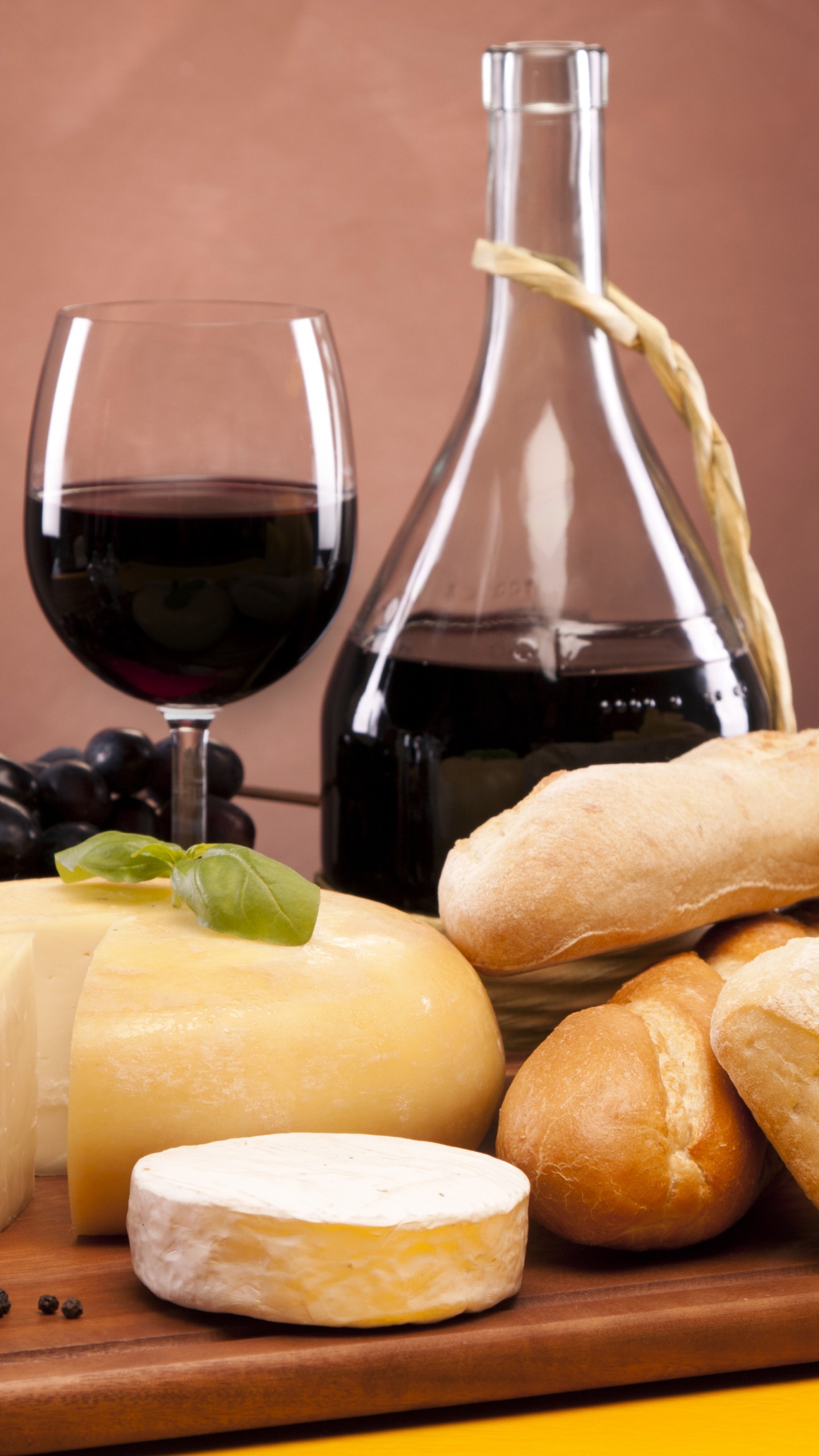 Klarglasflasche Neben Brot. Wallpaper in 1440x2560 Resolution