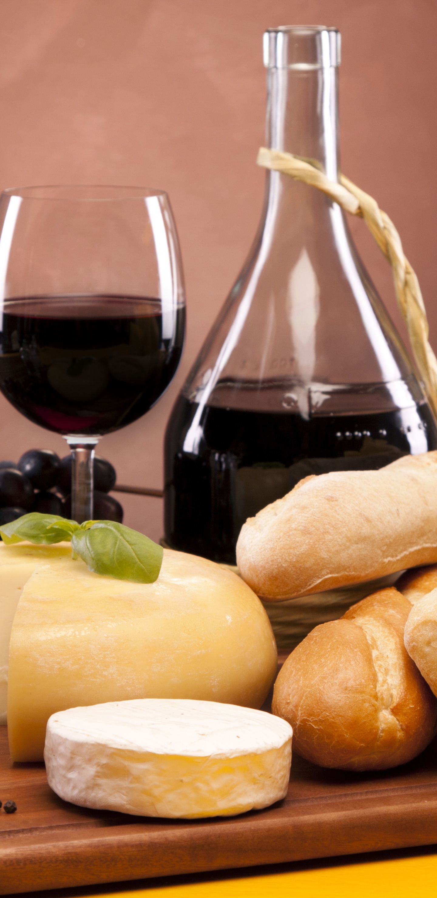 Klarglasflasche Neben Brot. Wallpaper in 1440x2960 Resolution