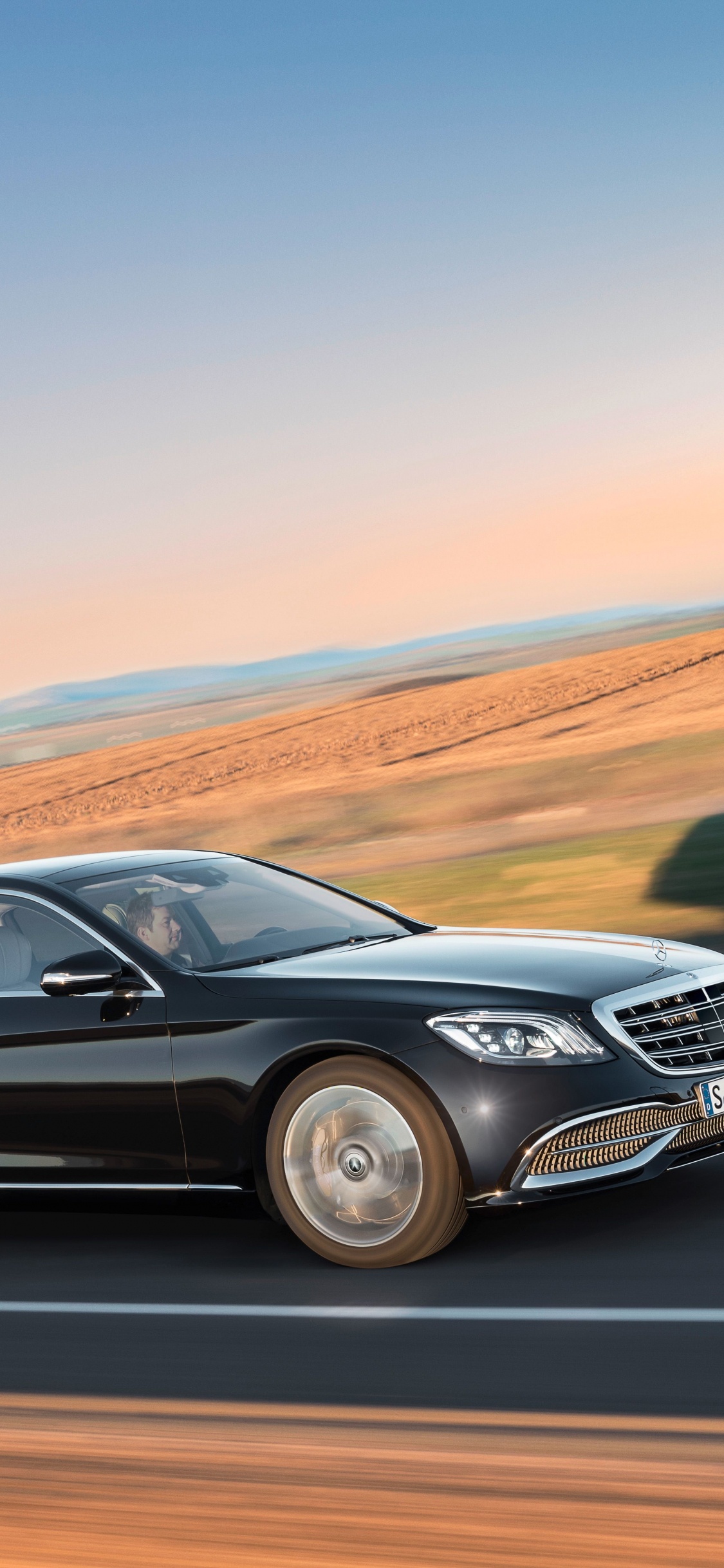 Schwarzes Mercedes Benz Coupé Tagsüber Unterwegs. Wallpaper in 1125x2436 Resolution