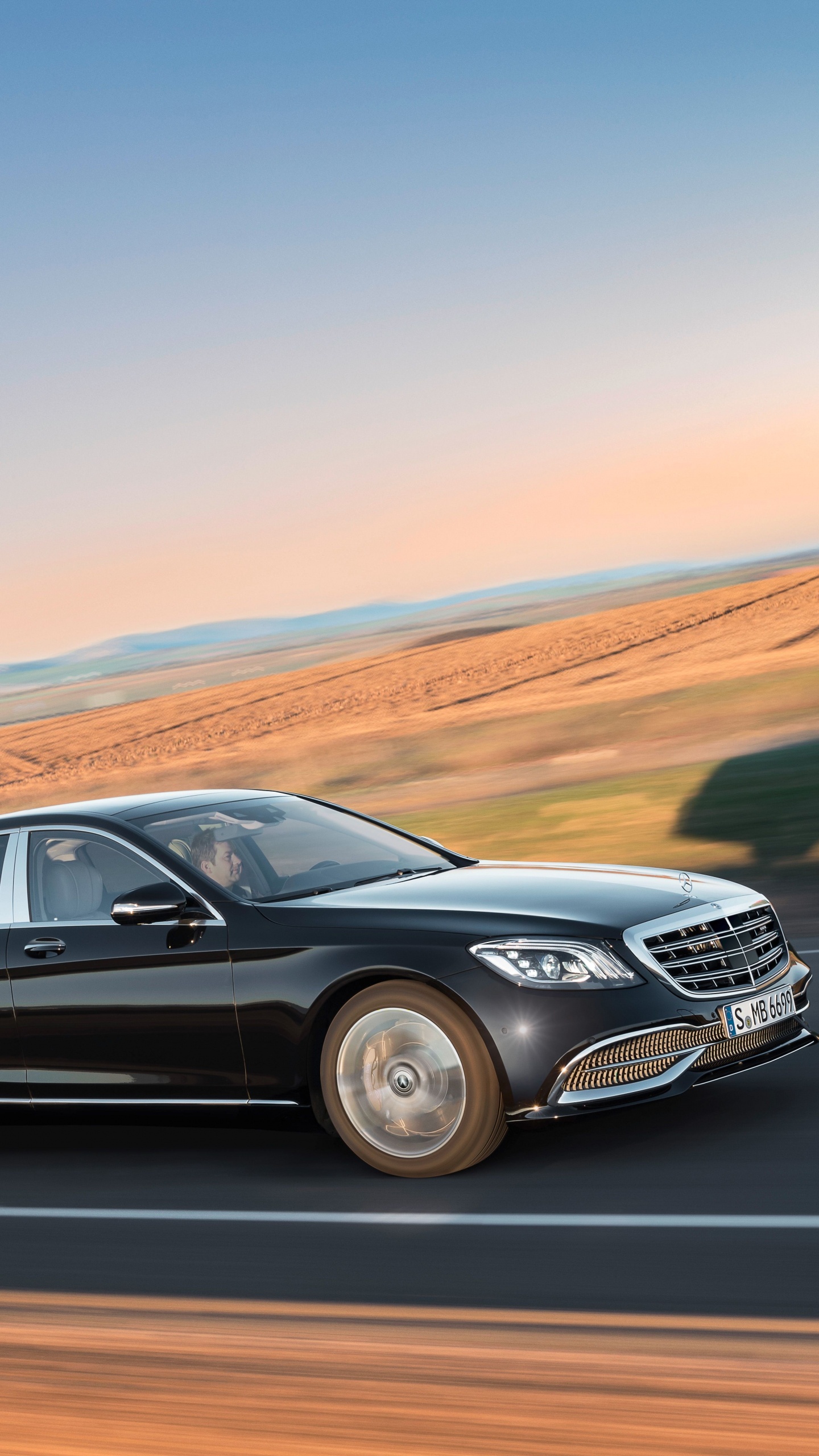 Schwarzes Mercedes Benz Coupé Tagsüber Unterwegs. Wallpaper in 1440x2560 Resolution