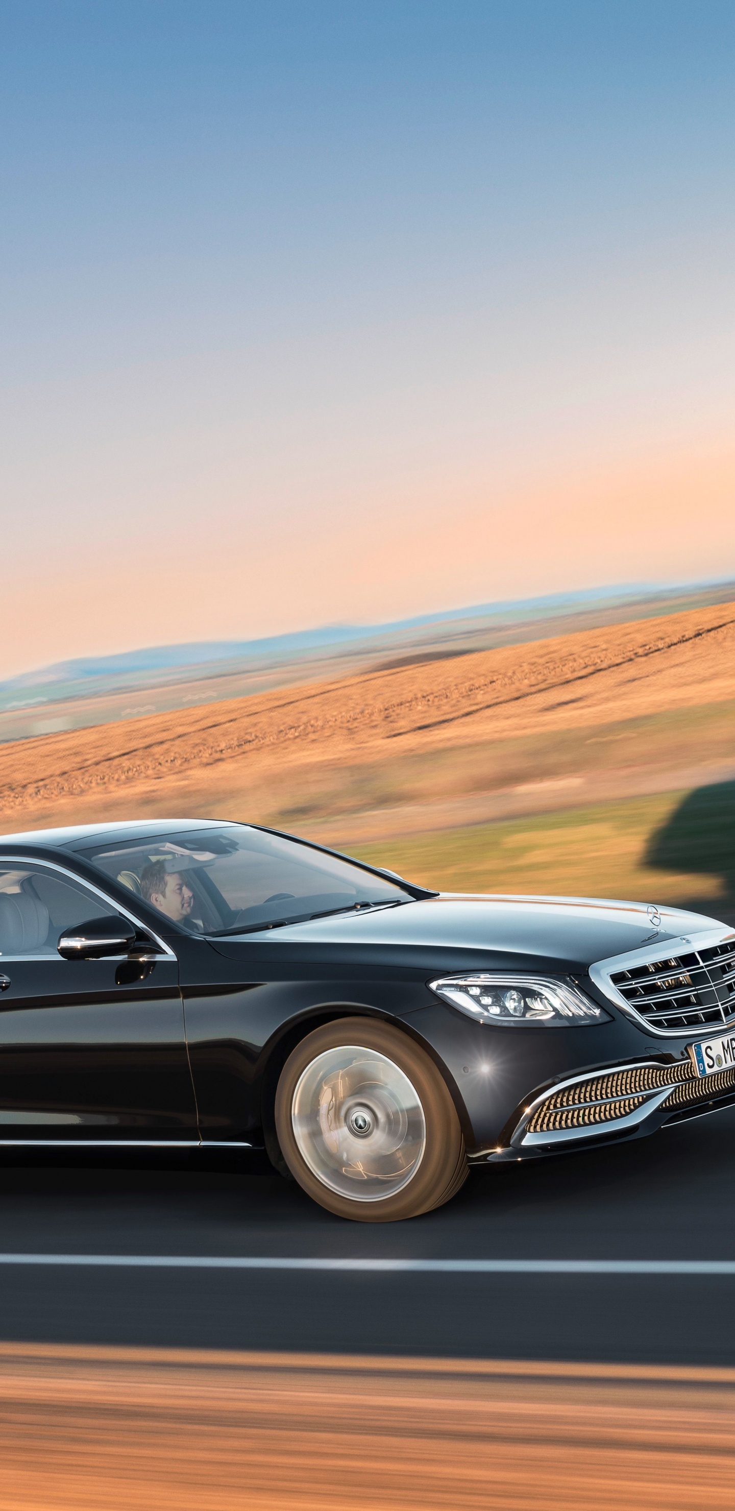 Schwarzes Mercedes Benz Coupé Tagsüber Unterwegs. Wallpaper in 1440x2960 Resolution