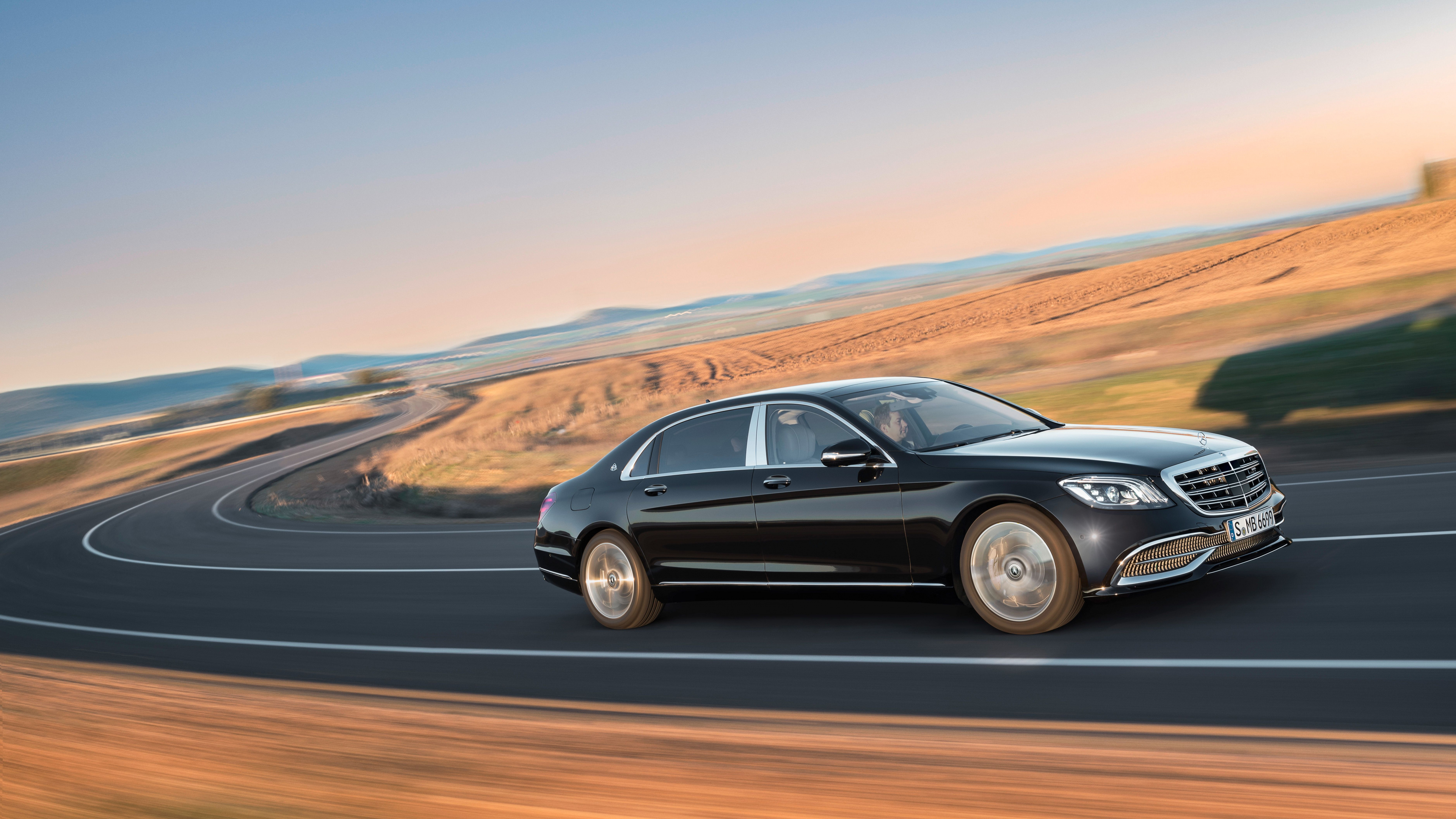 Schwarzes Mercedes Benz Coupé Tagsüber Unterwegs. Wallpaper in 3840x2160 Resolution