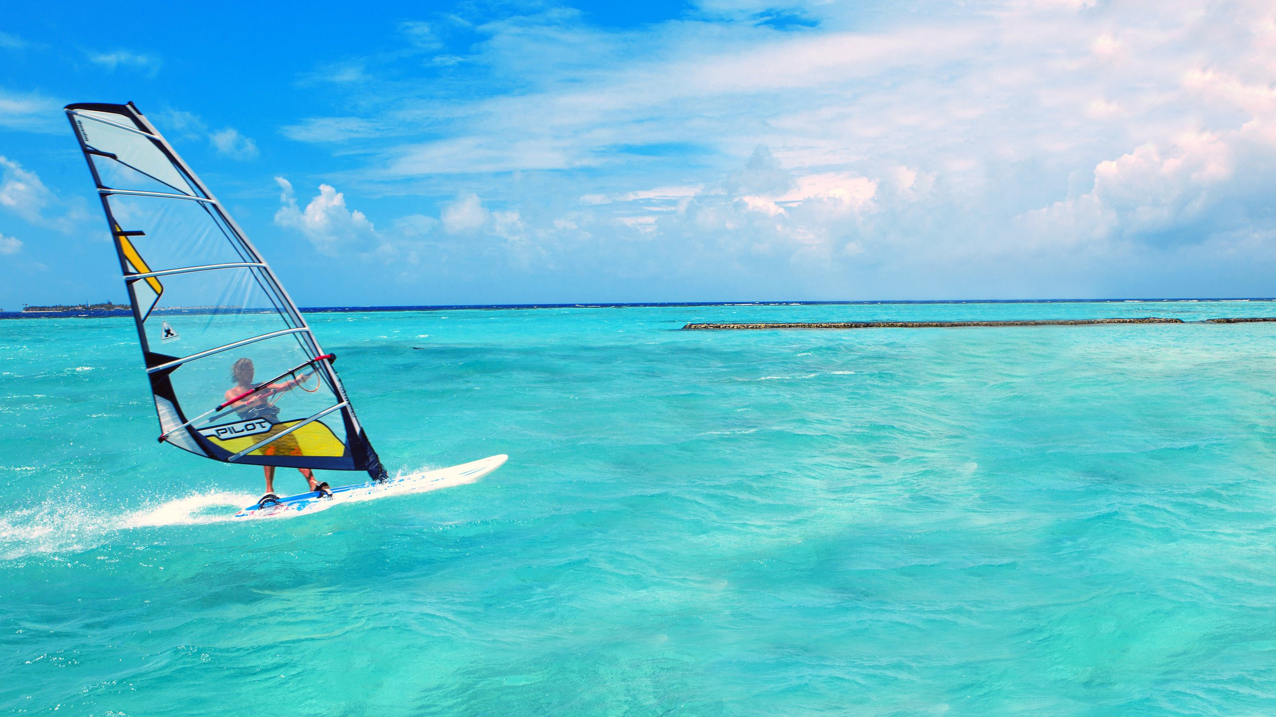 Weißes Und Gelbes Segelboot Auf Dem Meer Unter Blauem Himmel Tagsüber. Wallpaper in 2560x1440 Resolution