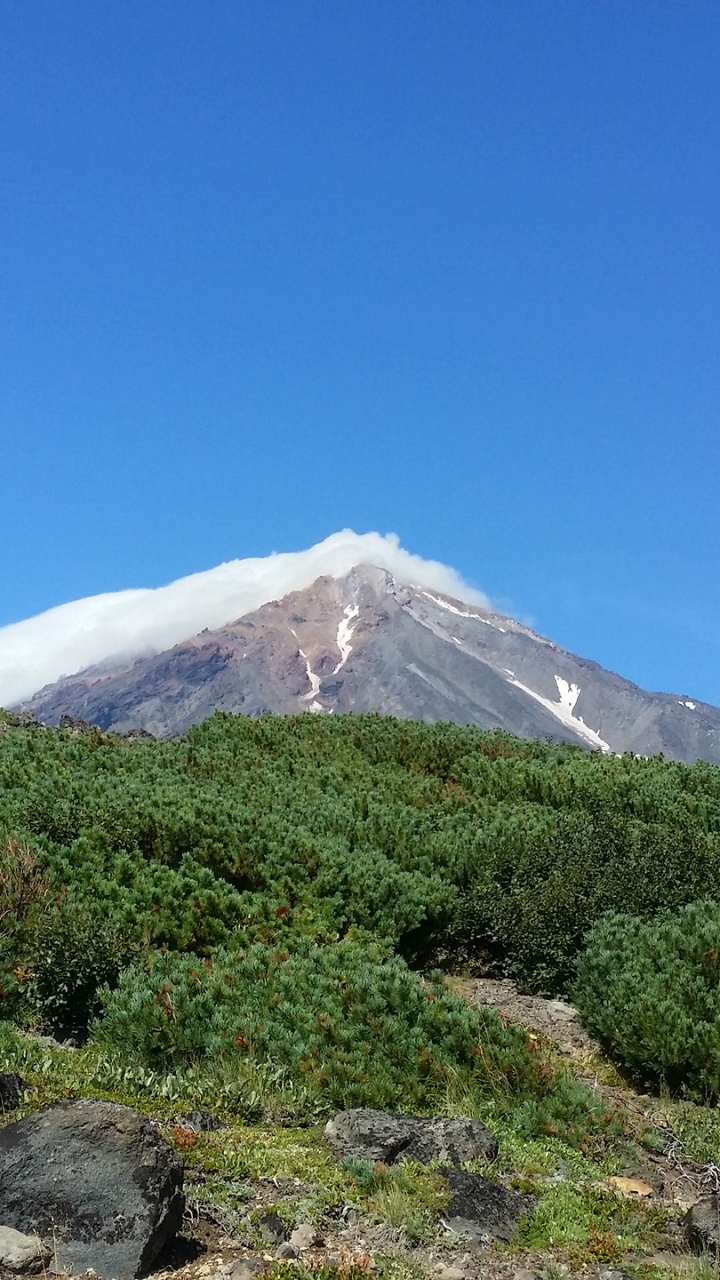 Green Grass Field Near Mountain Under Blue Sky During Daytime. Wallpaper in 720x1280 Resolution