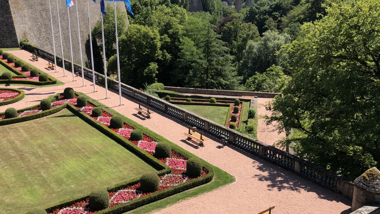 Adolphe Brücke, Garden, Flagge, Staude, Feld. Wallpaper in 1280x720 Resolution
