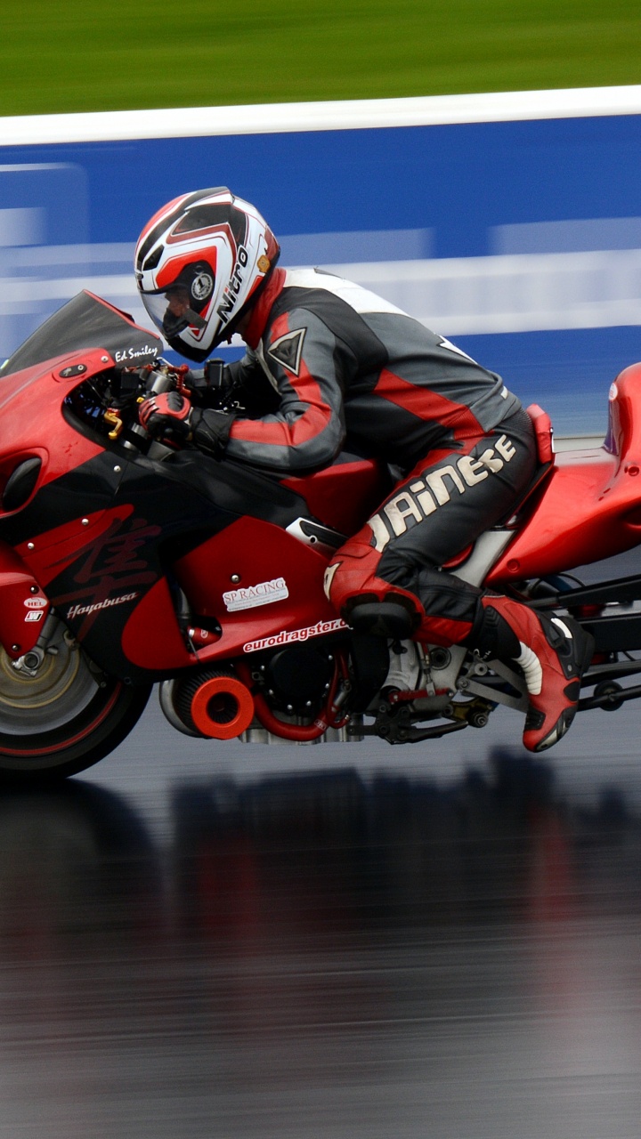 Homme Dans un Casque de Moto Rouge et Noir Faisant du Vélo de Sport Rouge. Wallpaper in 720x1280 Resolution