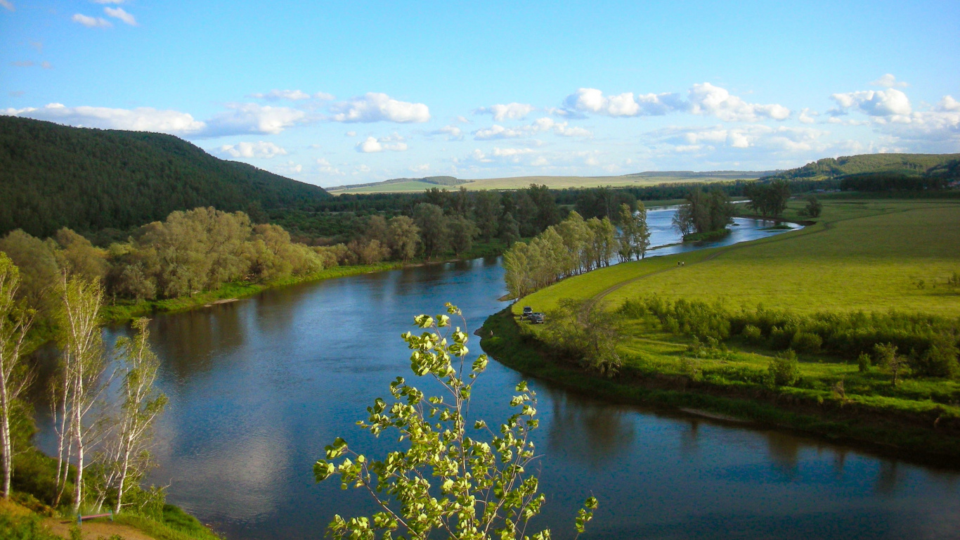 Green Grass Field Near Lake Under Blue Sky During Daytime. Wallpaper in 1366x768 Resolution
