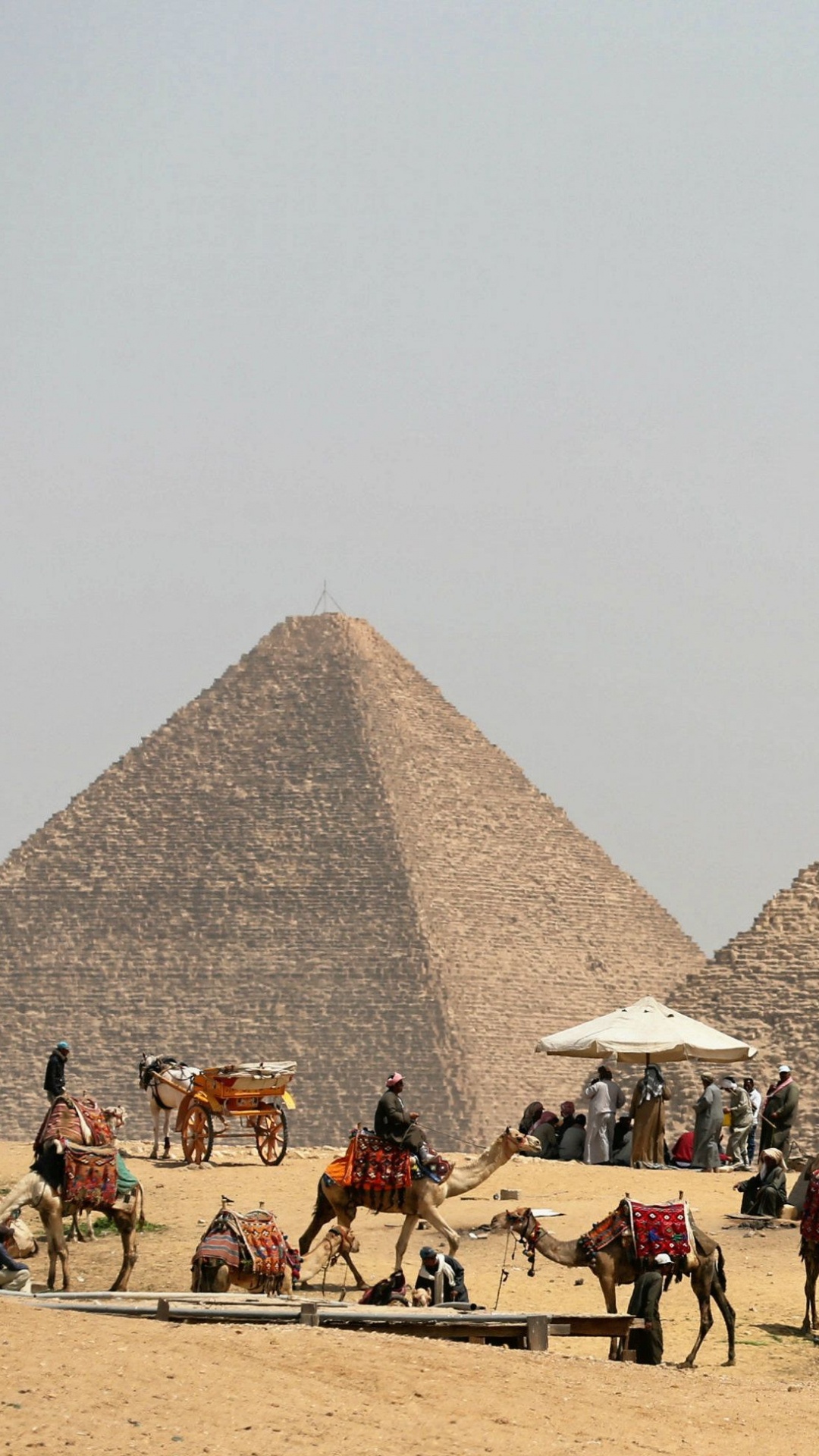 Personnes Sur la Plage Près de la Pyramide Pendant la Journée. Wallpaper in 1080x1920 Resolution