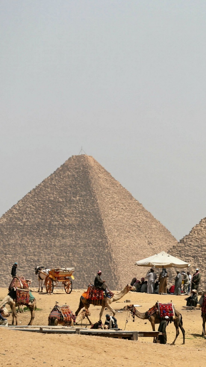 Personnes Sur la Plage Près de la Pyramide Pendant la Journée. Wallpaper in 720x1280 Resolution