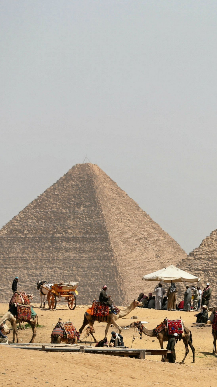 Personnes Sur la Plage Près de la Pyramide Pendant la Journée. Wallpaper in 750x1334 Resolution